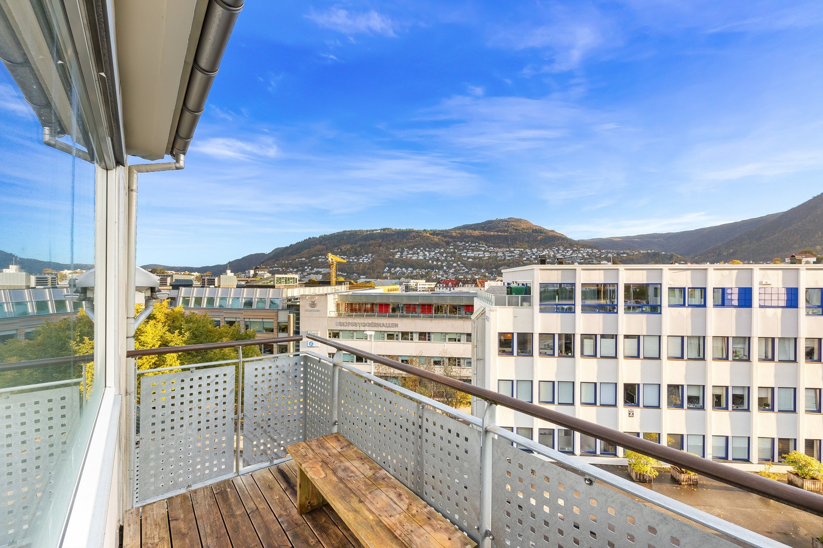 Østvendt balkong på ca 5 kvm med fin utsikt og sol fra tidlig morgen til utpå dagen. Galleribilde