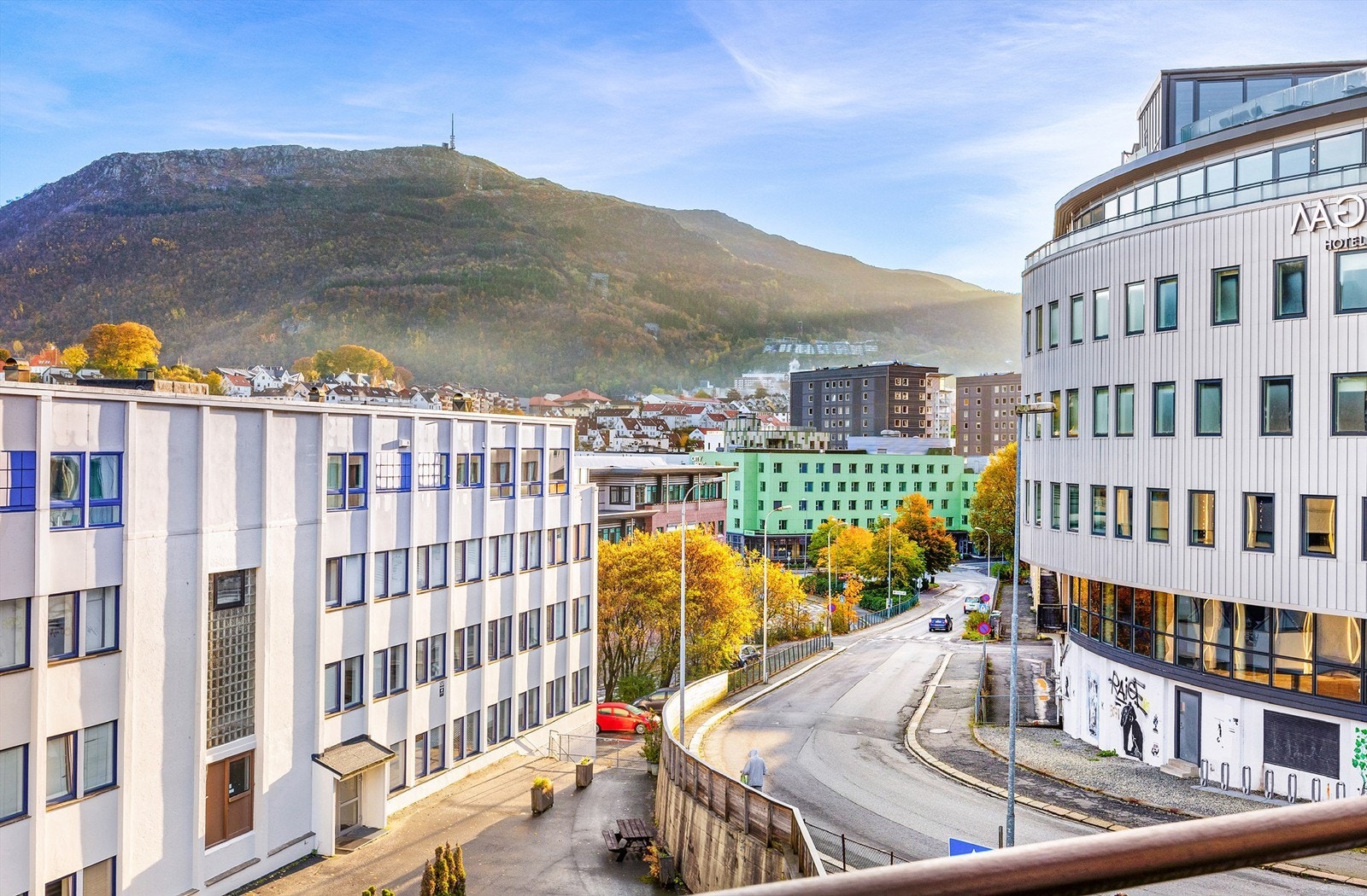 Boligen ligger sentralt til ved Damsgårdssundet og Danmarksplass med gang- og sykkelavstand til Bergen sentrum. Galleribilde