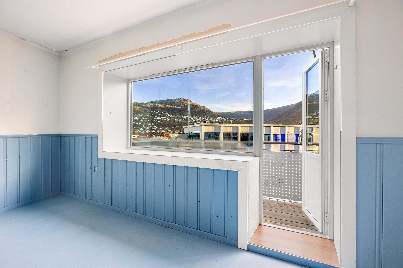 Fra stue og balkong er det fin utsikt over nærområdet, mot sentrum, Fløyen og Ulriken. Galleribilde