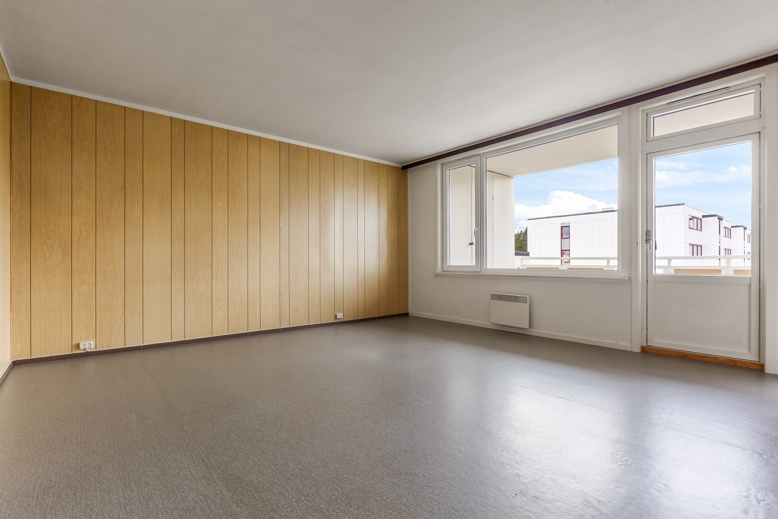 Stue. Leiligheten er et oppussingsobjekt og her kan du selv bestemme hvordan du vil få det! Galleribilde