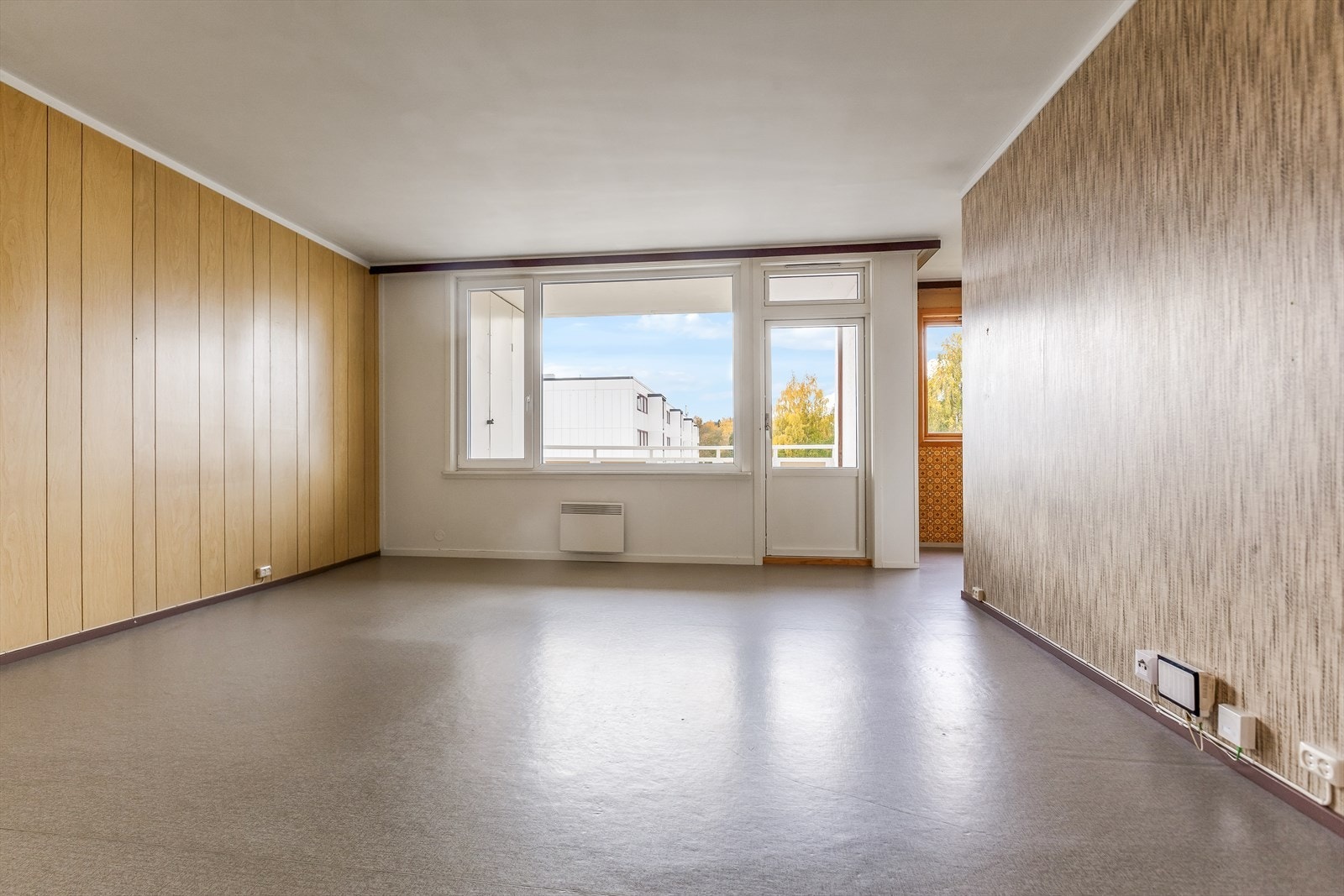 Stue, godt med lysinnslipp fra store vinduer. Galleribilde