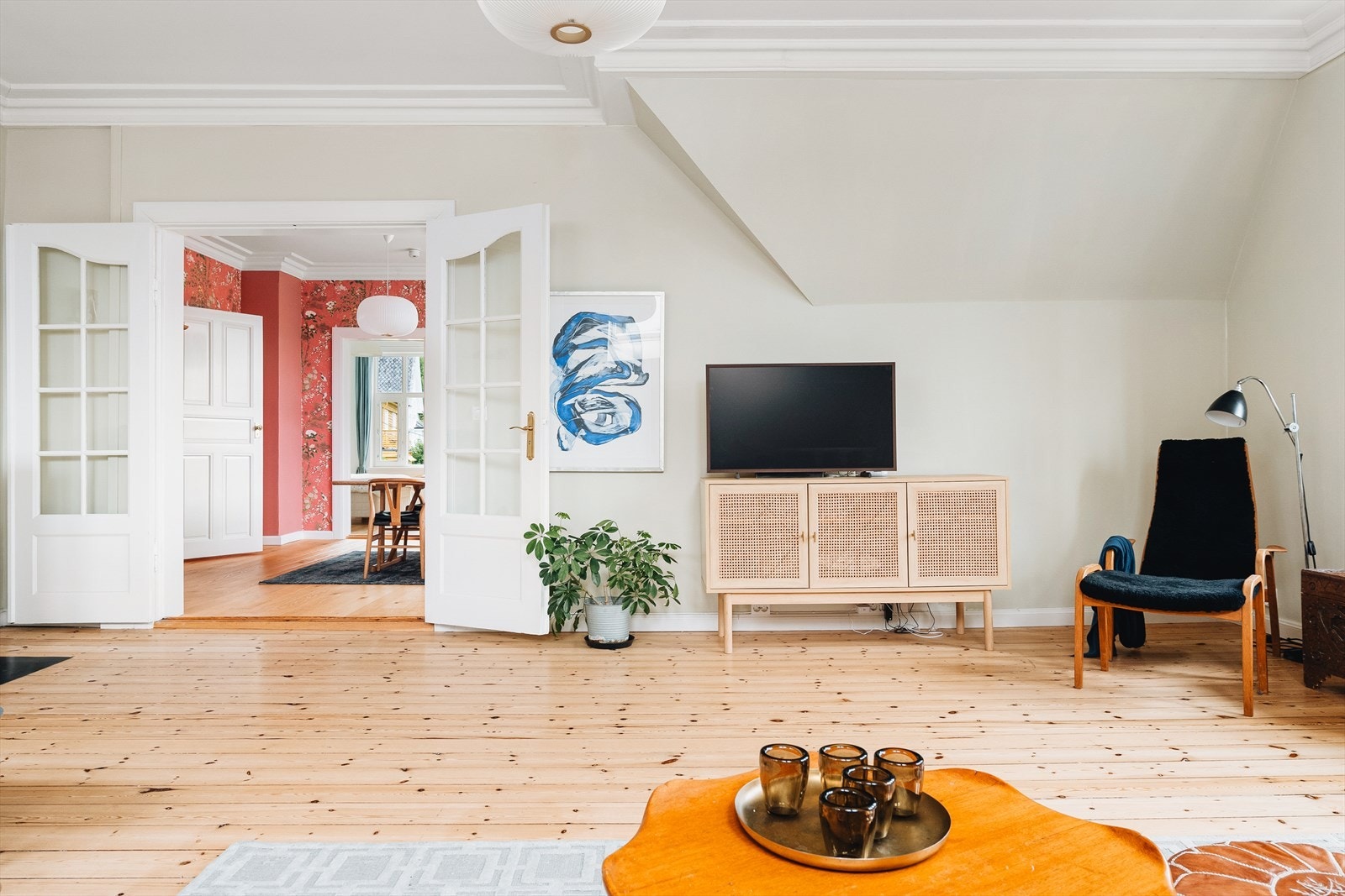 Leiligheten har stue og spisestue Galleribilde