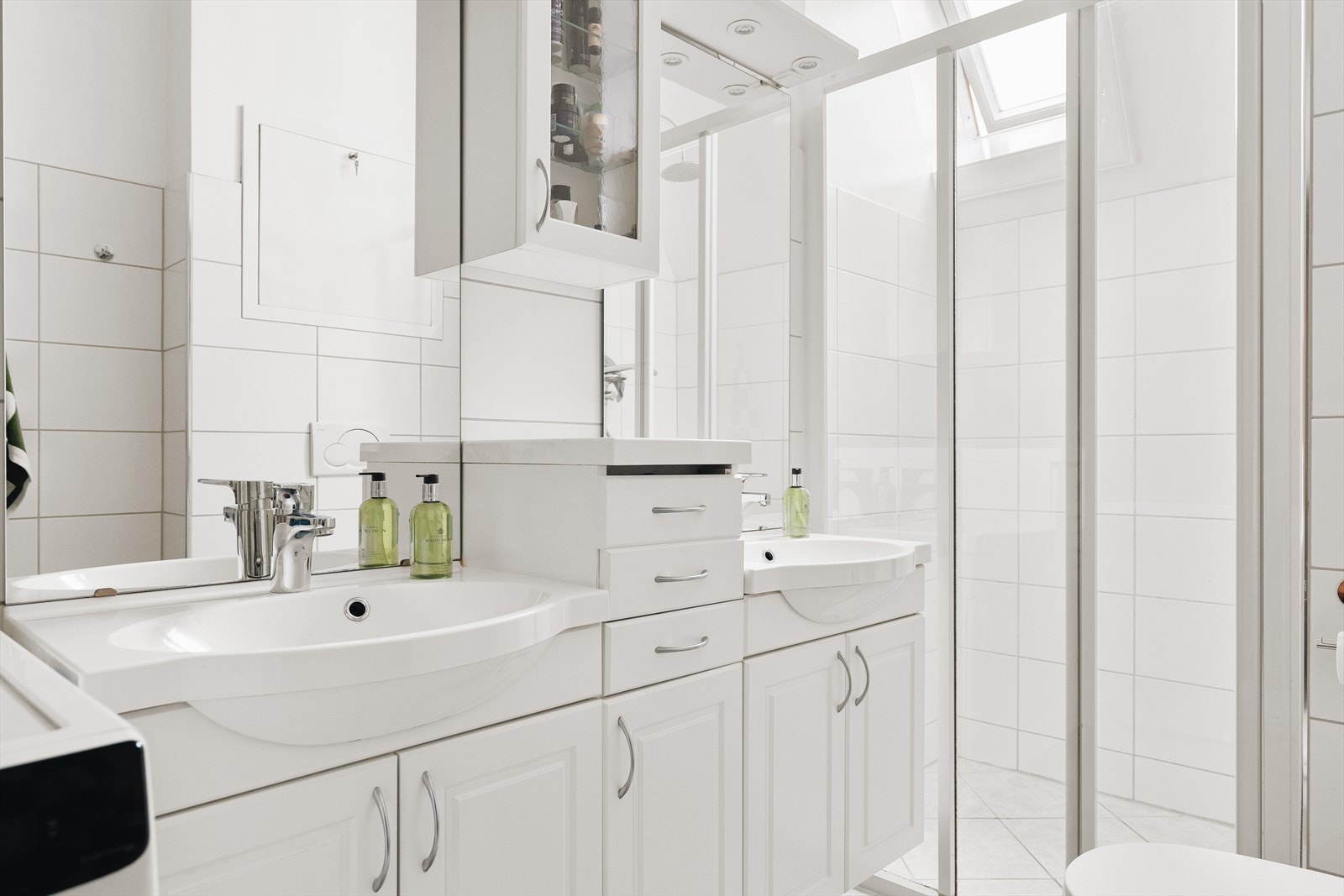 Det største badet ble også pusset opp i 2008 og inneholder vegghengt toalett, 2 stk. helstøpte servanter, skuffer under servant med profilerte fronter, dusjgarnityr og opplegg for vaskemaskin Galleribilde