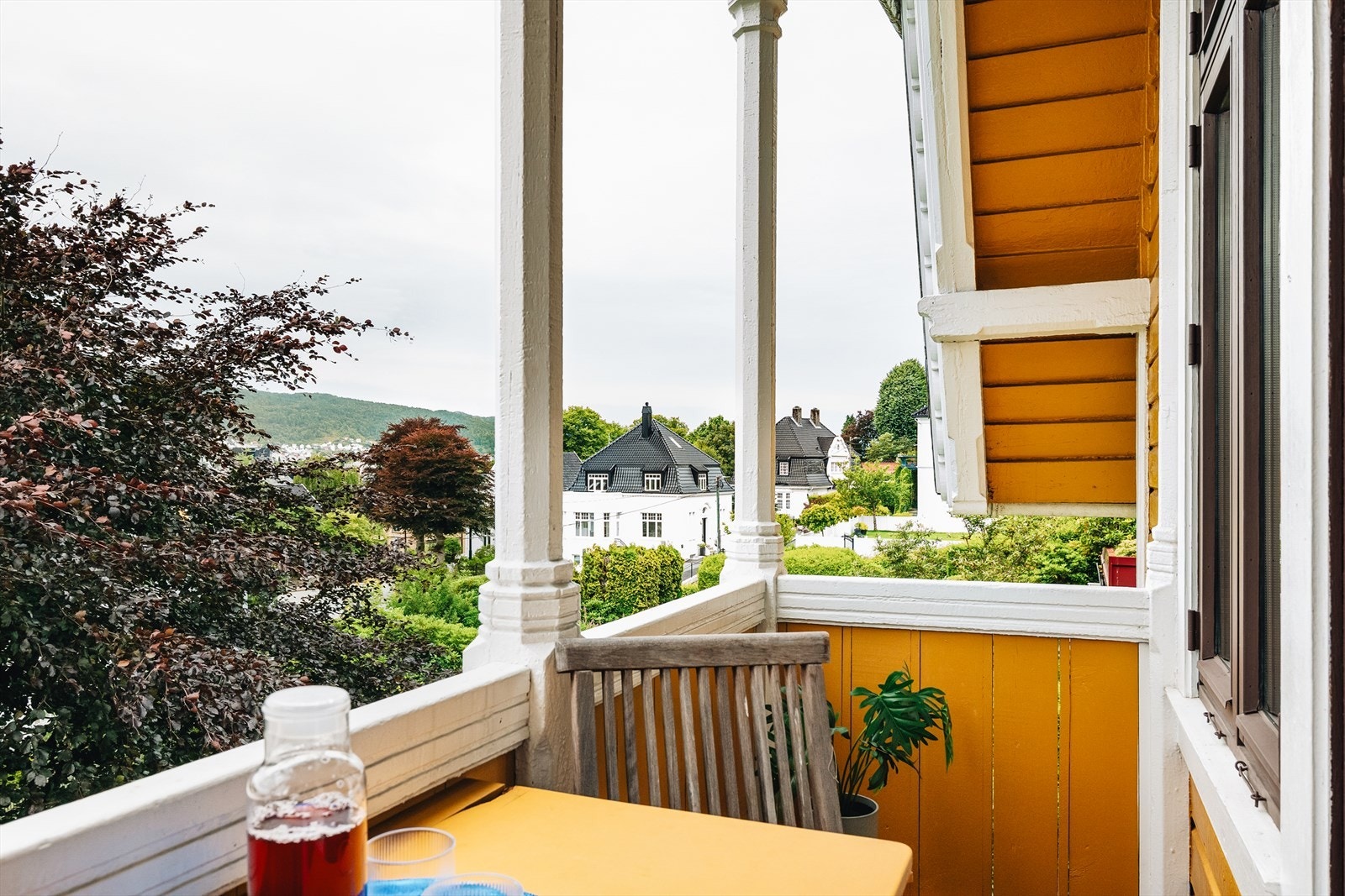 Fra stue er det utgang til en hyggelig altan hvor man kan nyte solen fra morgen til sen kveld Galleribilde