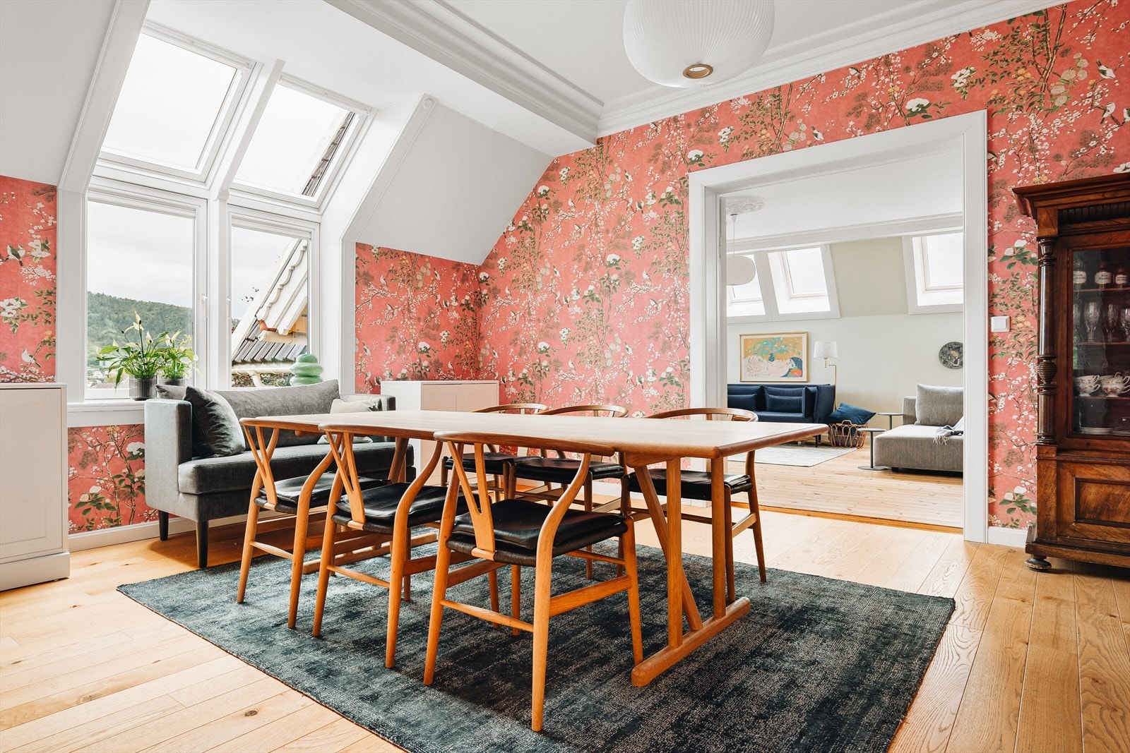 Romslig spisestue med god plass til større spisegruppe Galleribilde