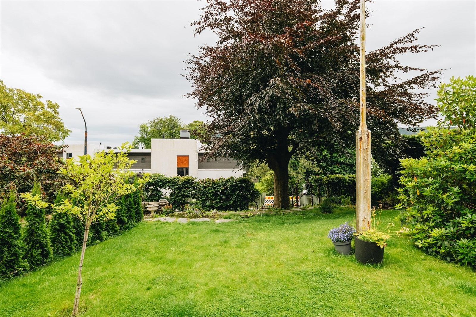 Leiligheten disponerer en pent opparbeidet hage Galleribilde