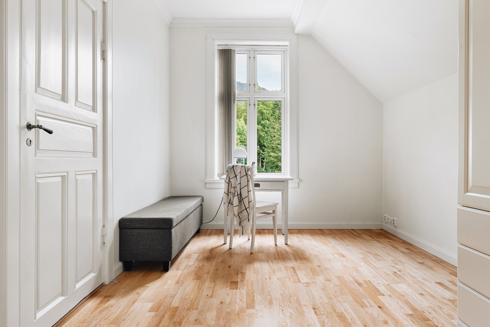 Soverom. Fra det ene soverommet er det inngang til ett av leilighetens to bad. Galleribilde