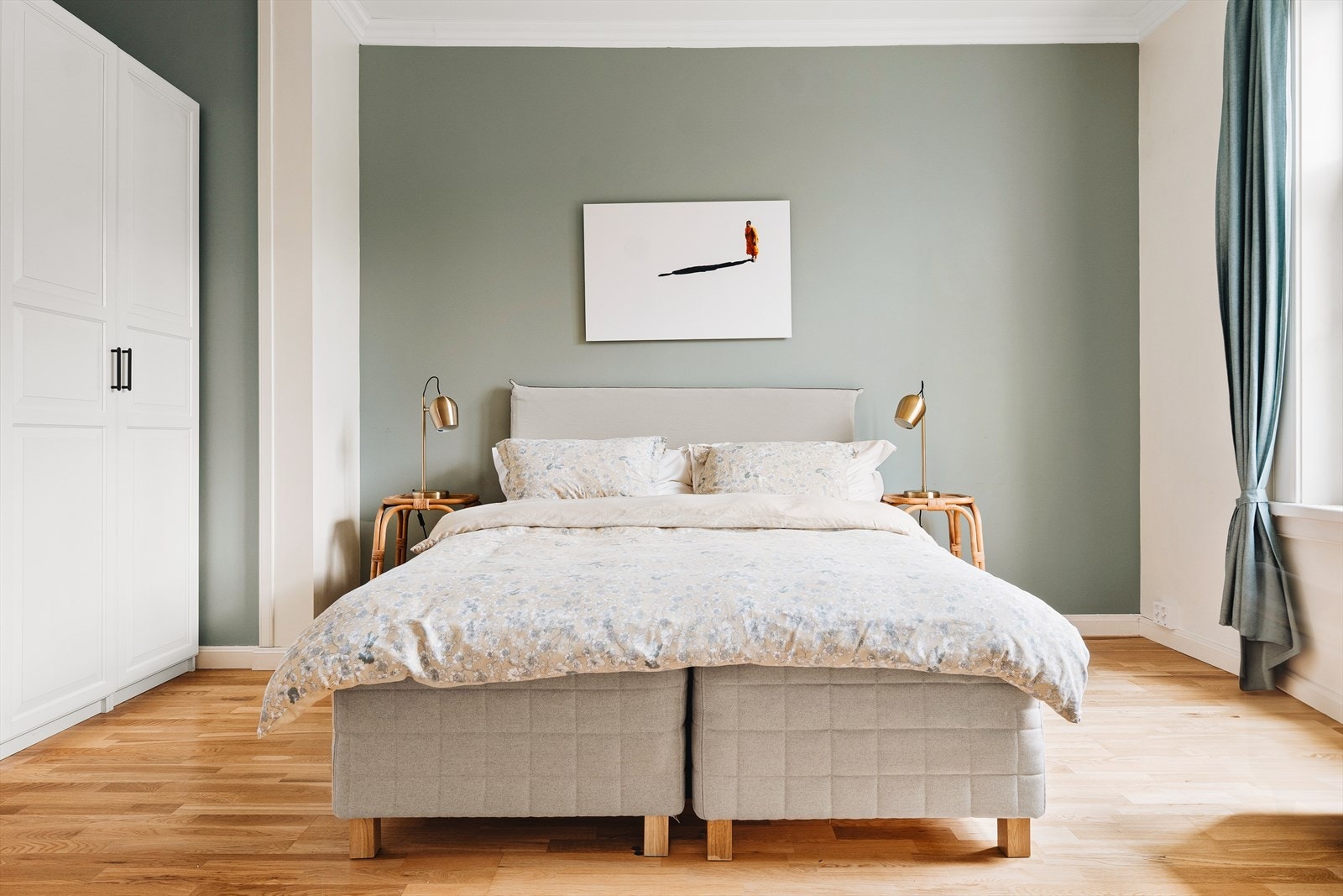 Leiligheten har 3 soverom som alle er romslig og gir god plass til seng og tilhørende møblement Galleribilde