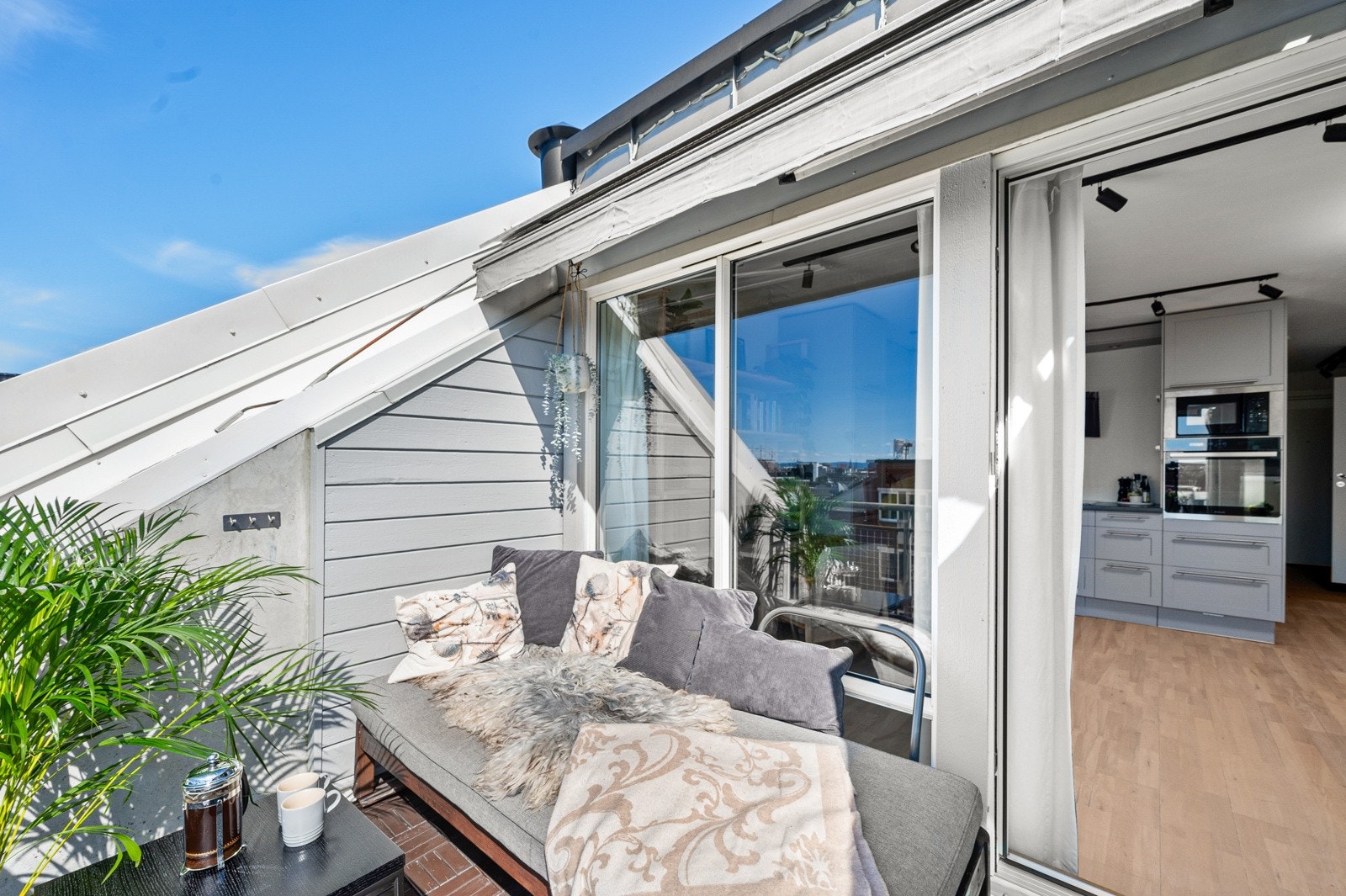 Plass til både utemøbler og grill på veranda. Galleribilde