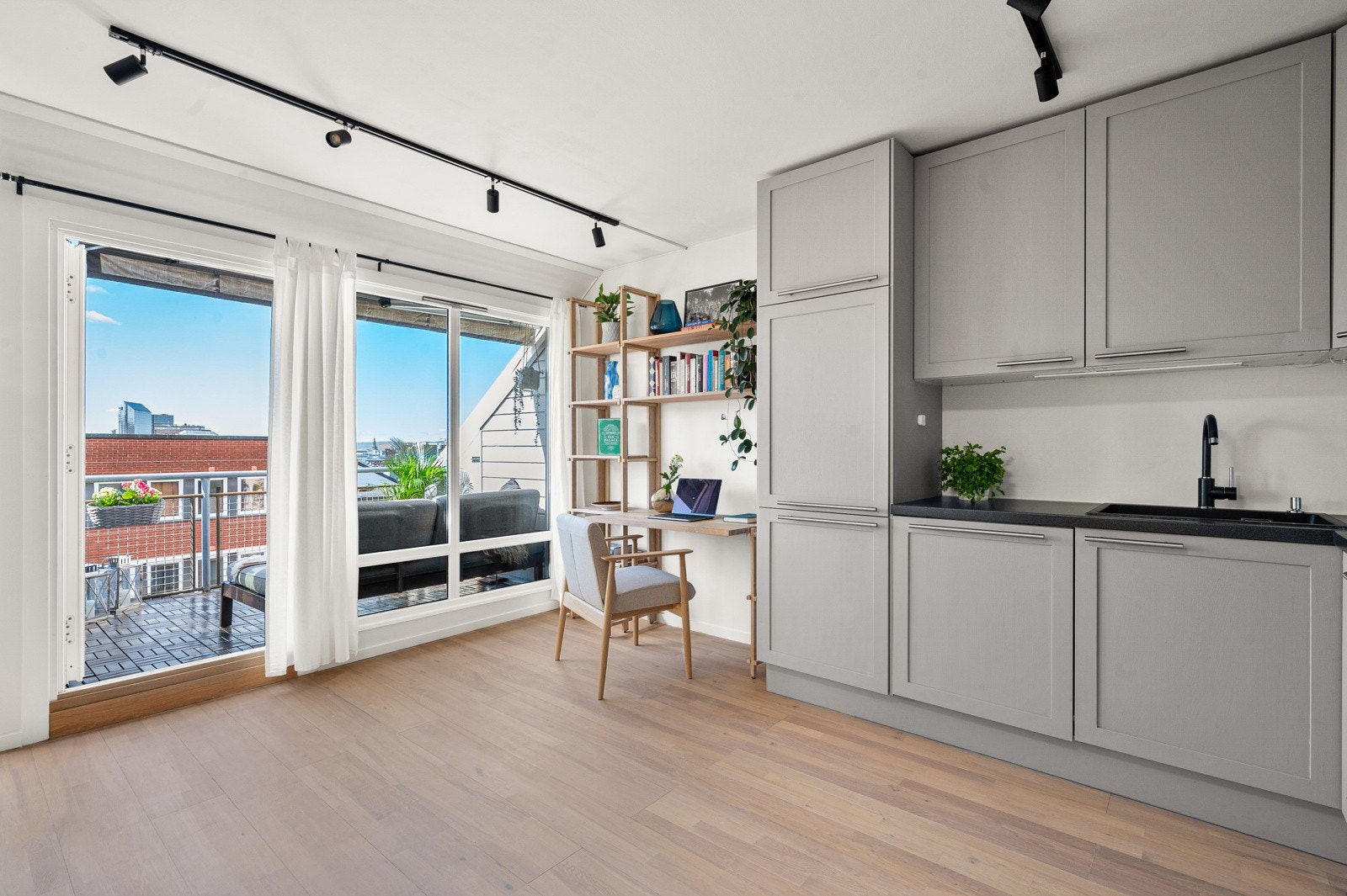 Eget kontorhjørne med godt med lys fra verandaen. Galleribilde