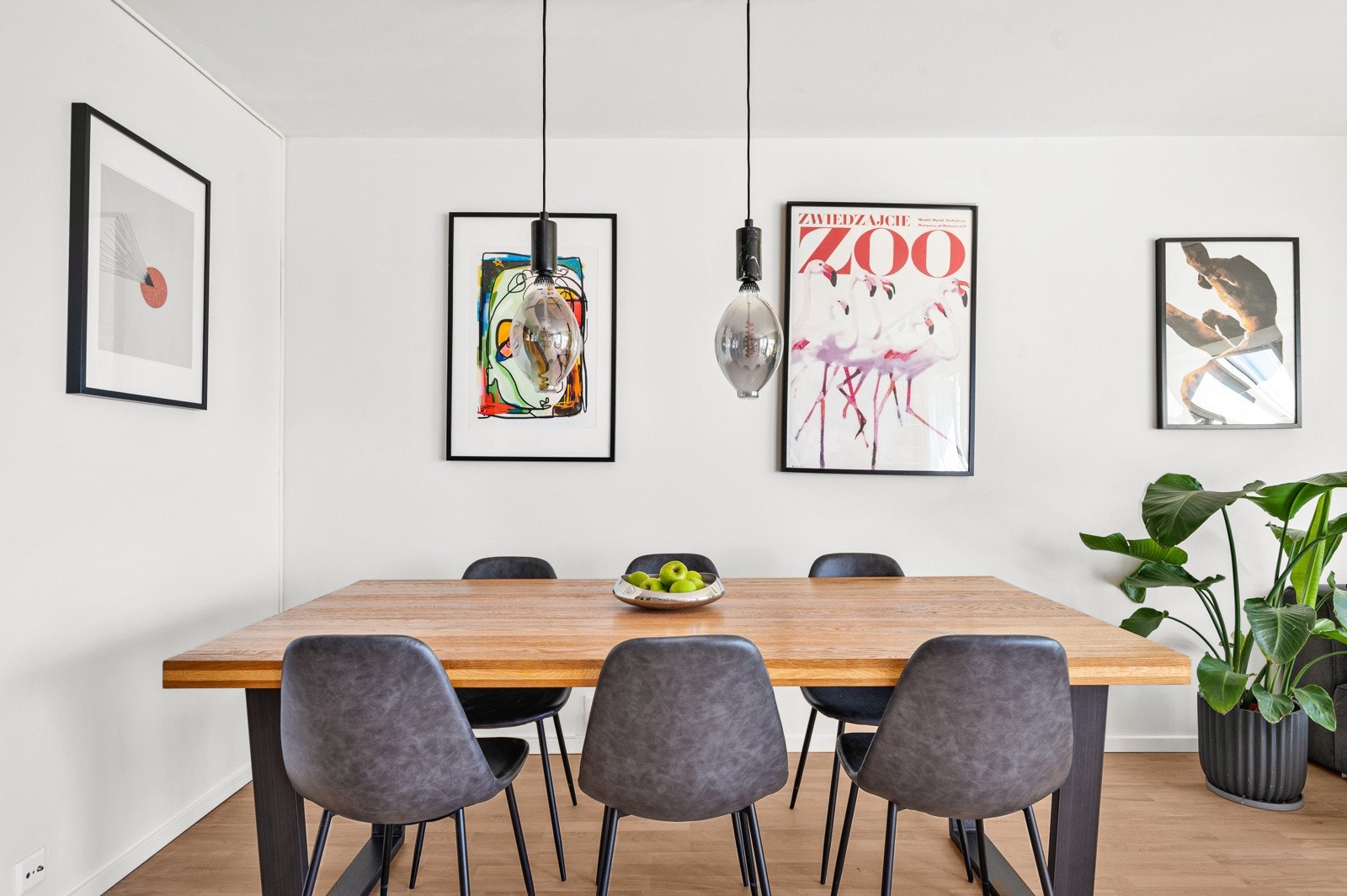 Egen inndeling til spisestue, her er det plass til mange. Galleribilde