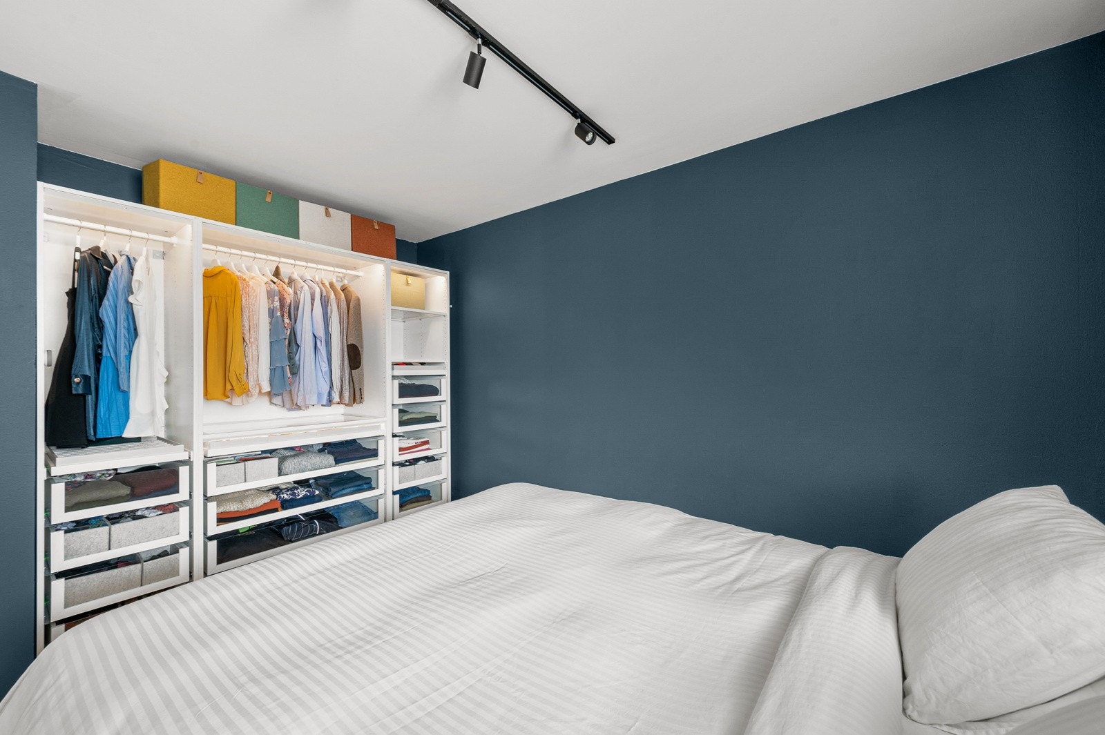 Godt med oppbevaringsmulighet på soverommet. Galleribilde