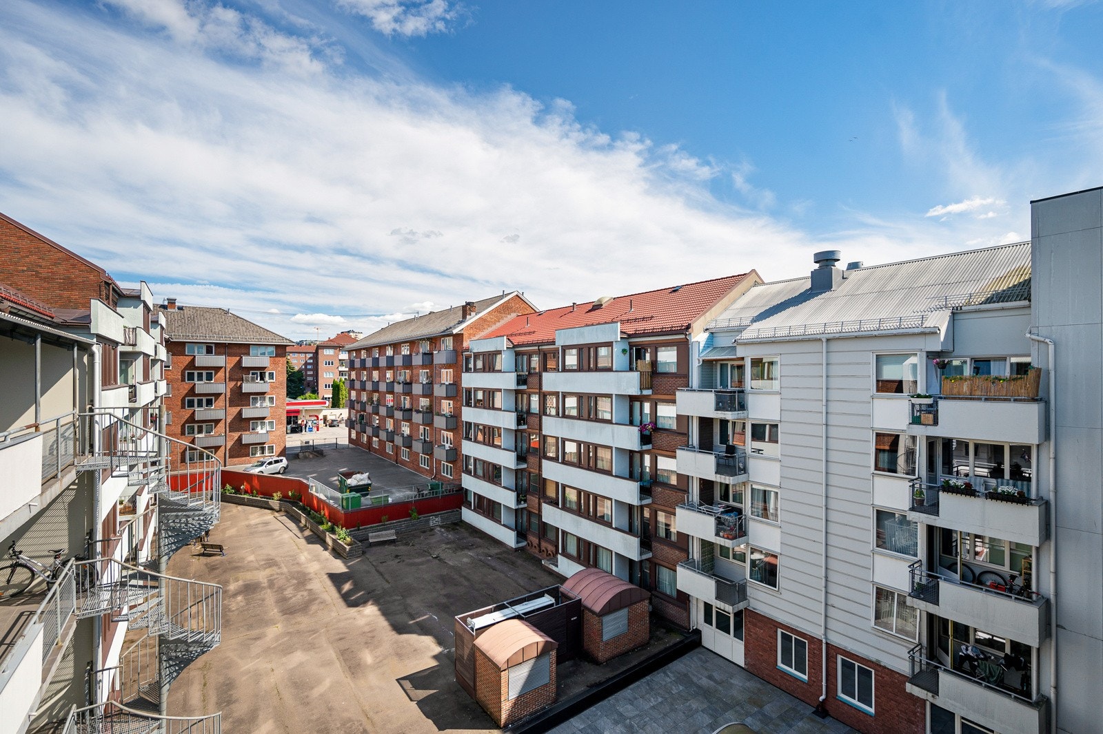 Deler bakgård med flere bygårder. Galleribilde