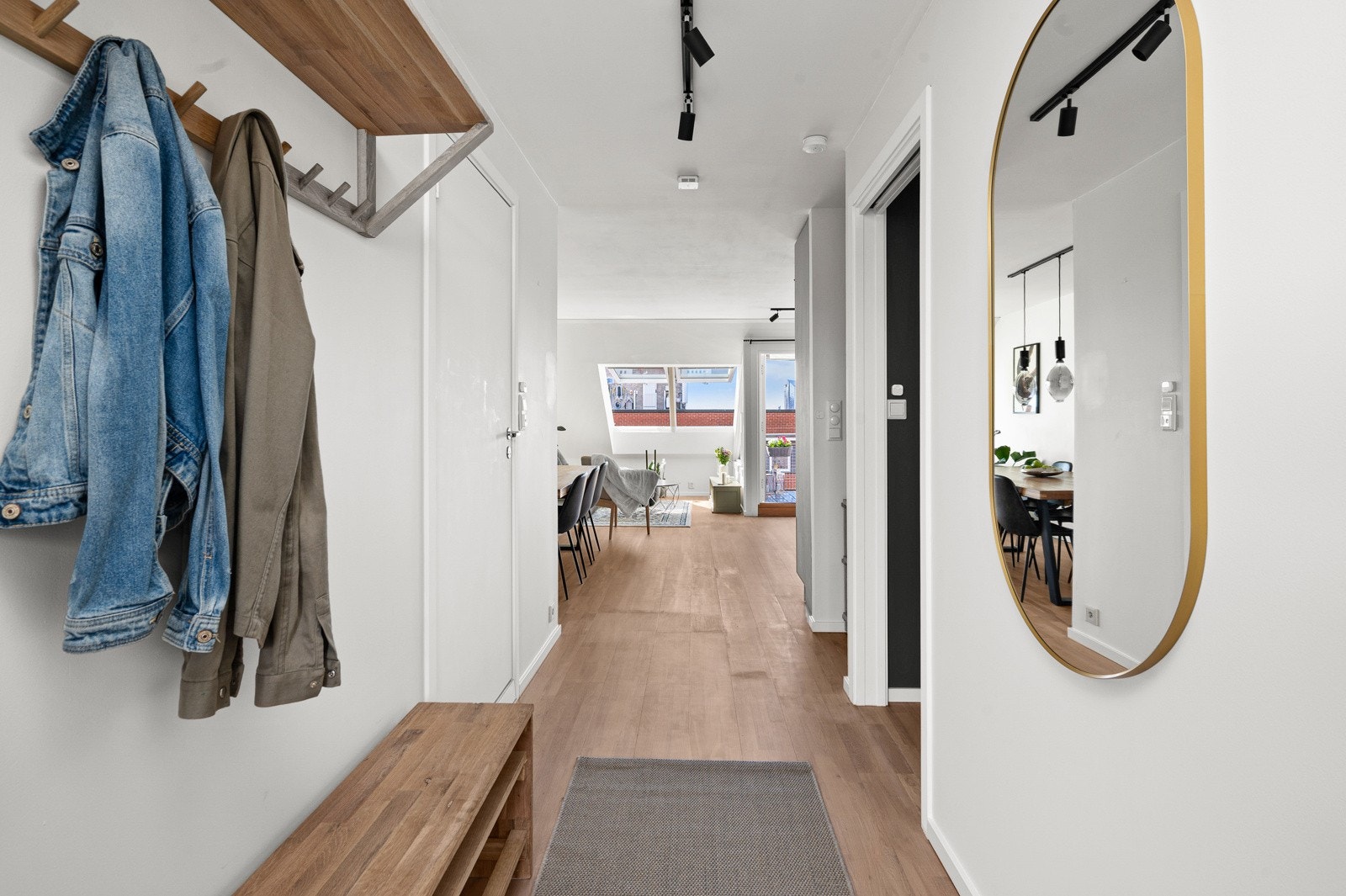 Romslig gang. Galleribilde