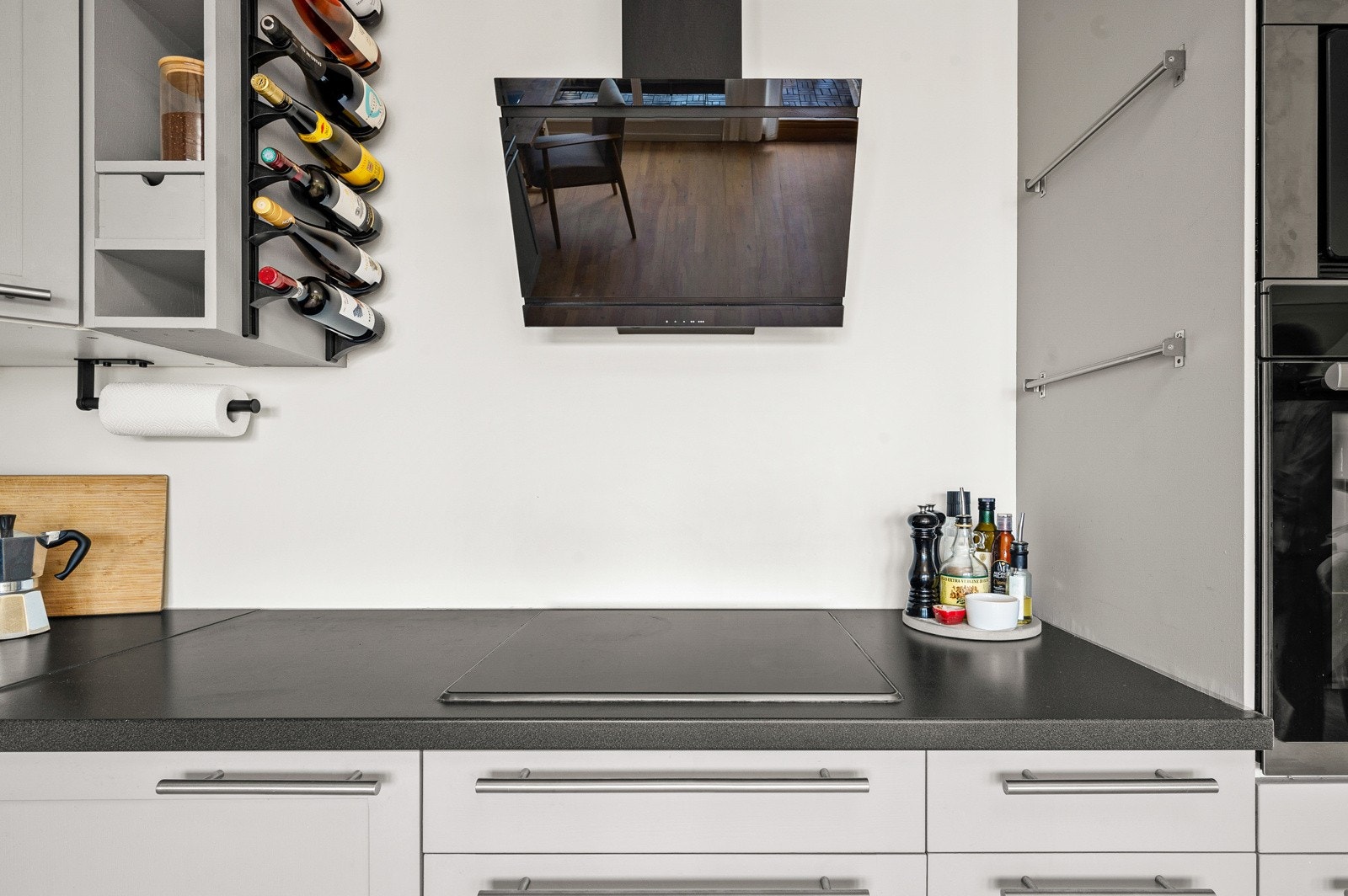 Integrert komfyrtopp, med vegghengt moderne ventilator. Galleribilde