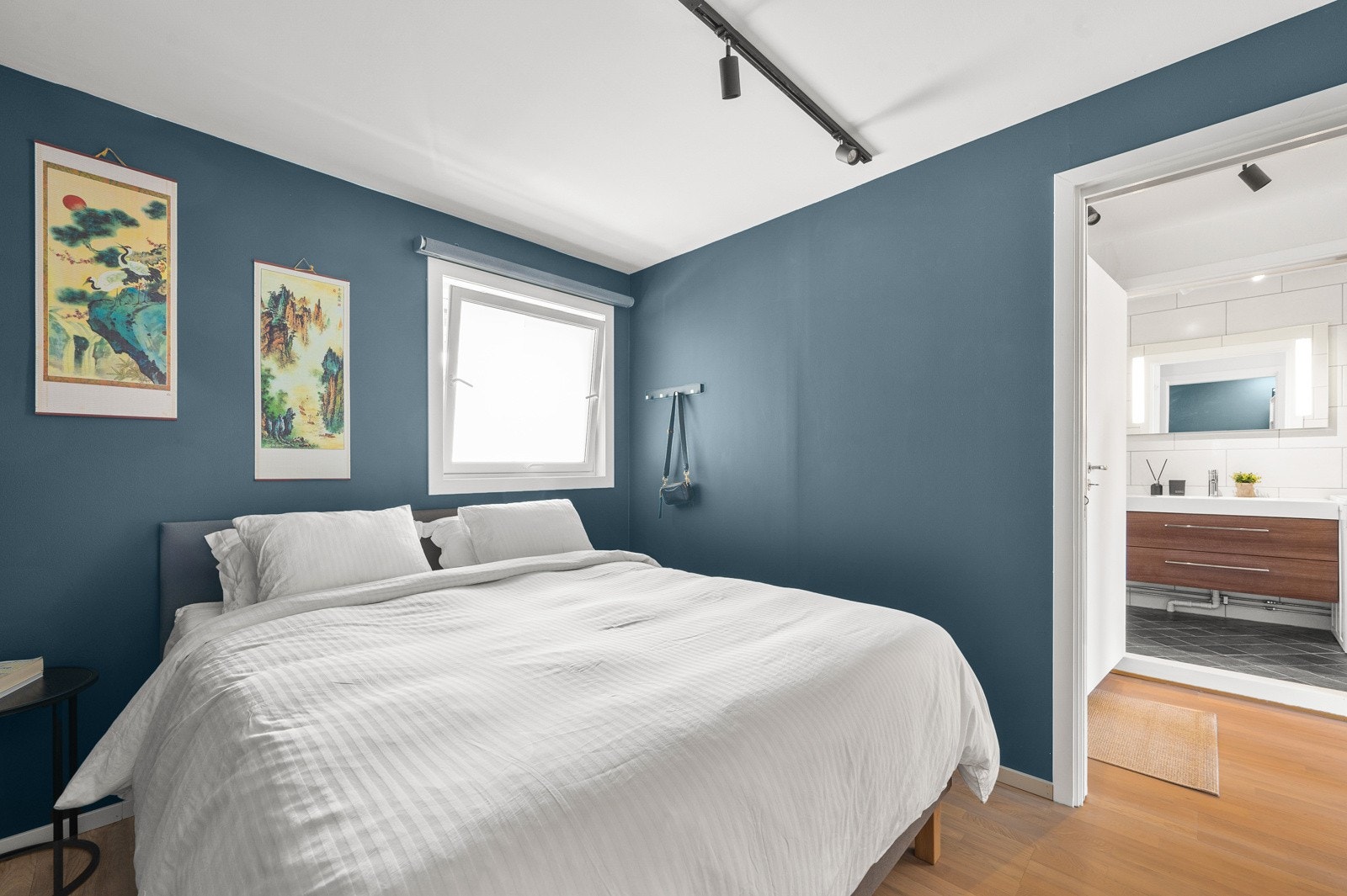 Praktisk skyvedør på soverom. Galleribilde