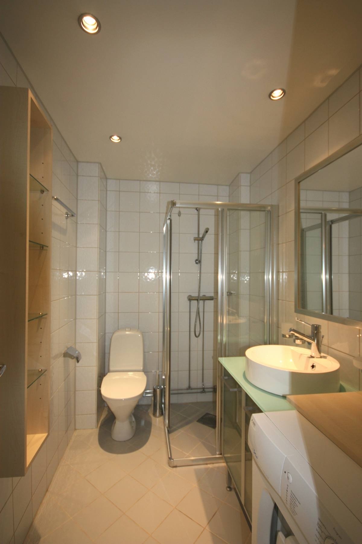 Pent flislagt bad med opplegg til vaskemaskin Galleribilde