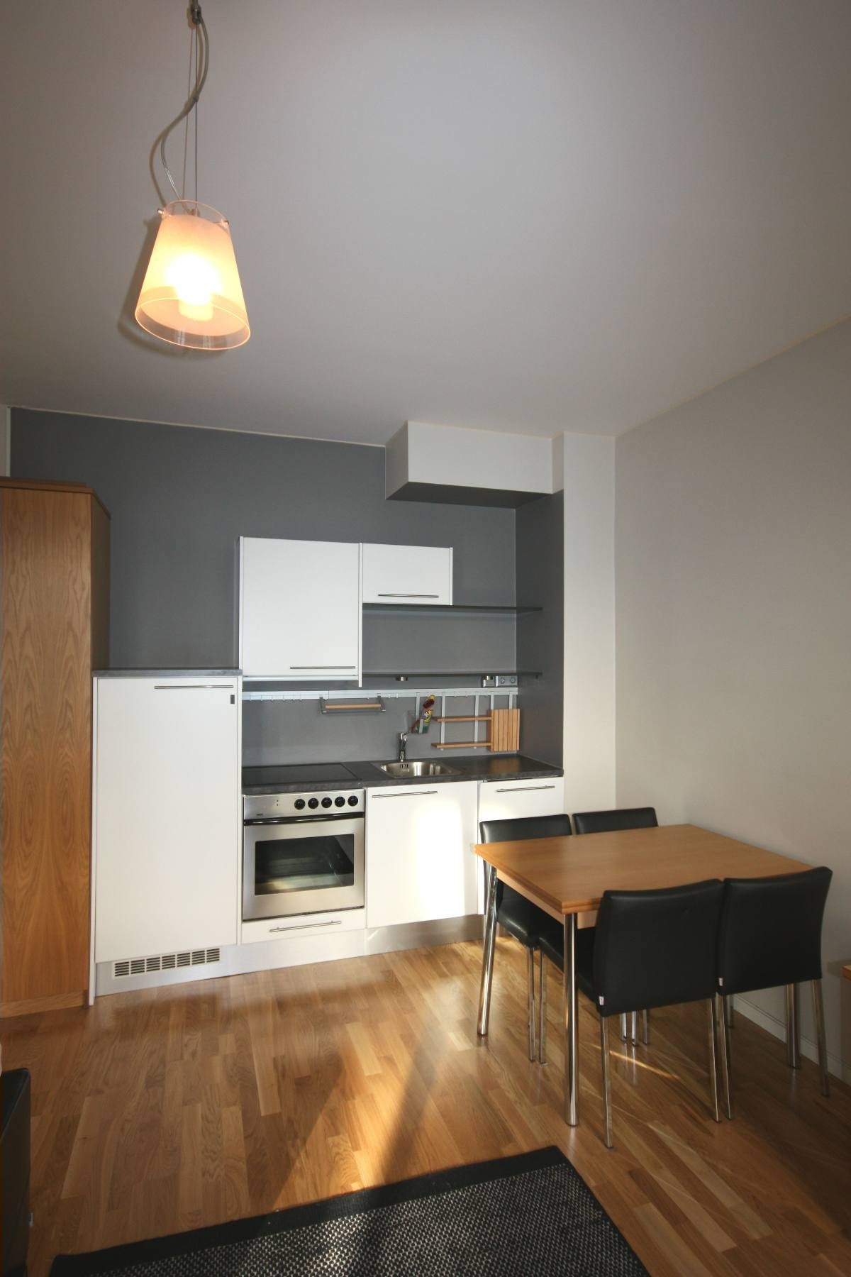 Flott kjøkken med integrerte hvitevarer Galleribilde