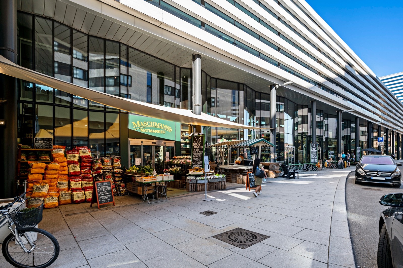 Det er kort vei til Skøyen og Karenslyst Allé, kjent for sitt brede tilbud av butikker, spisesteder, kaffebarer og treningssentre. Galleribilde