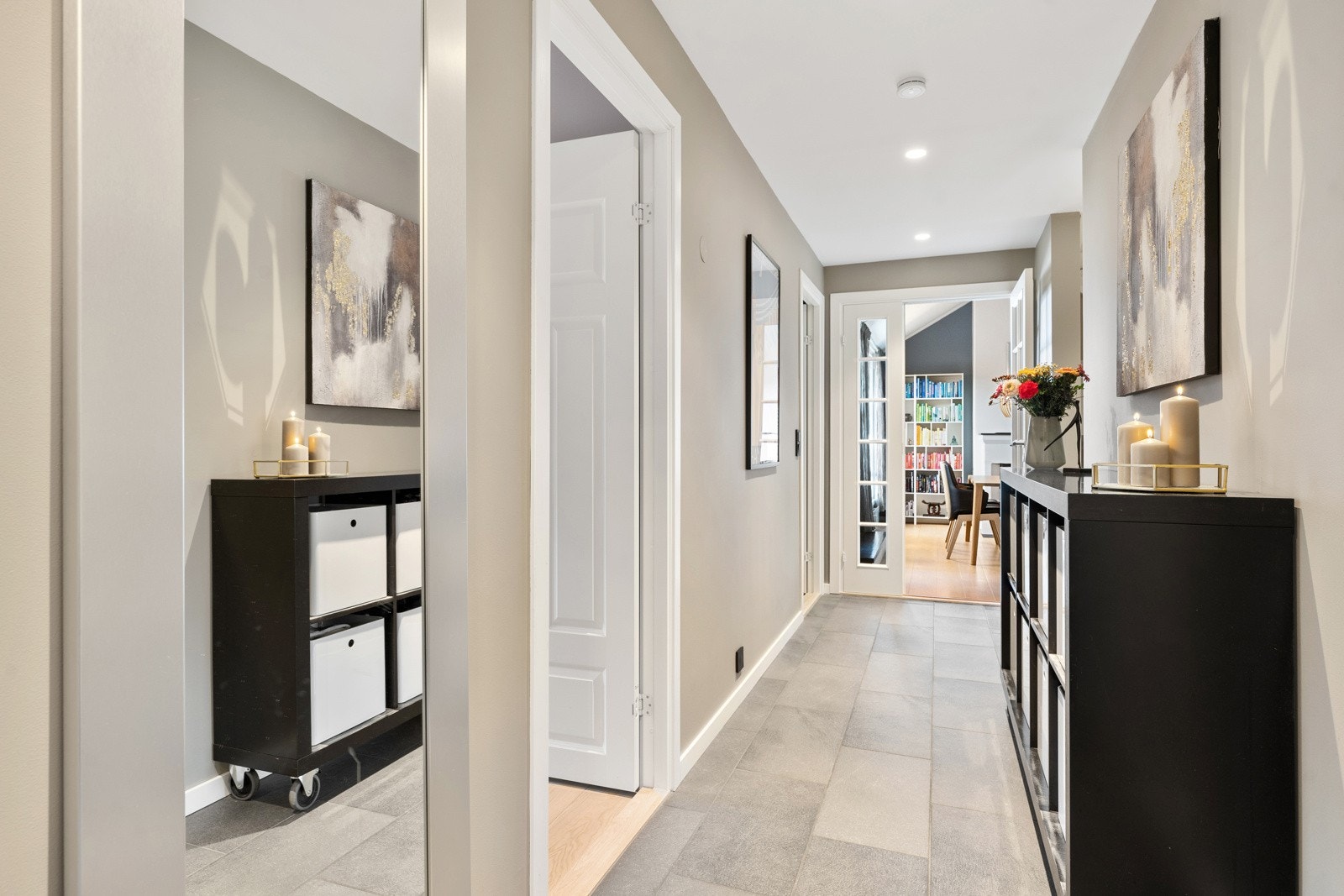Velkommen inn! Det første du vil i leiligheten er en innbydende, praktisk og romslig entré. Galleribilde