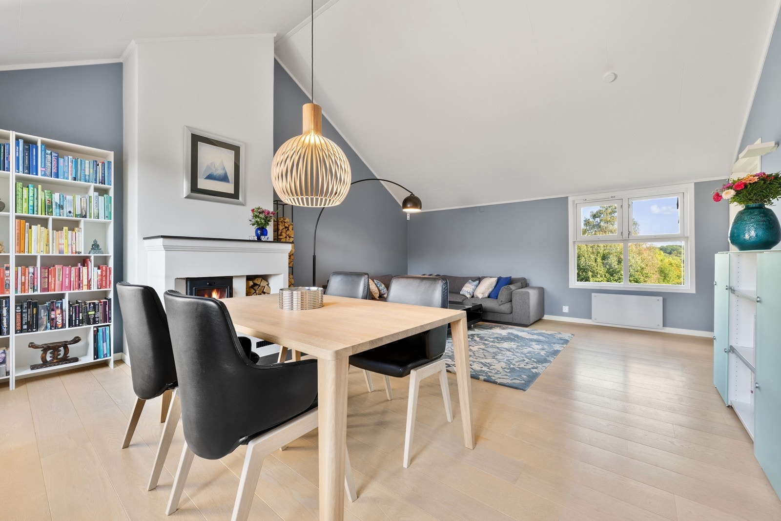 Det er flere møbleringssoner i stuen, med plass til en stor spisegruppe. Dette gjør stuen til et naturlig samlingspunkt i boligen og gir deg også muligheten til å skape en stue etter din helt egen smak. Galleribilde