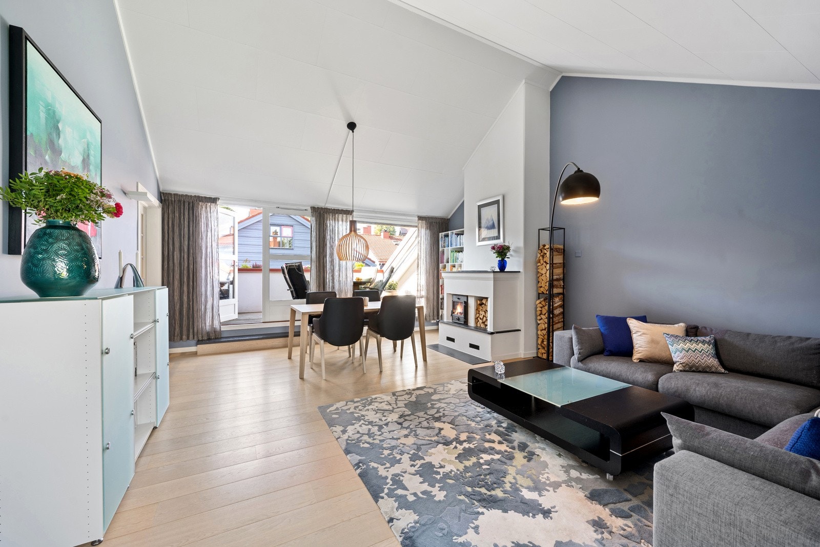 Rikelig med naturlig lysinnslipp slippes inn gjennom de flotte vindusflatene. Galleribilde