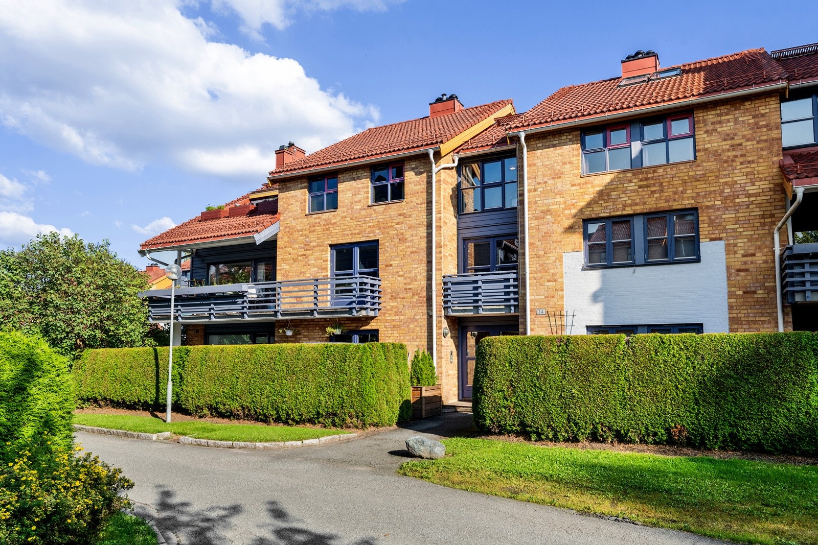 Leiligheten har en flott internbeliggenhet i Hofftunet som er en idyllisk og skjermet oase i et veletablert, attraktivt og barnevennlig boligområde mellom Smestad og Skøyen. Galleribilde