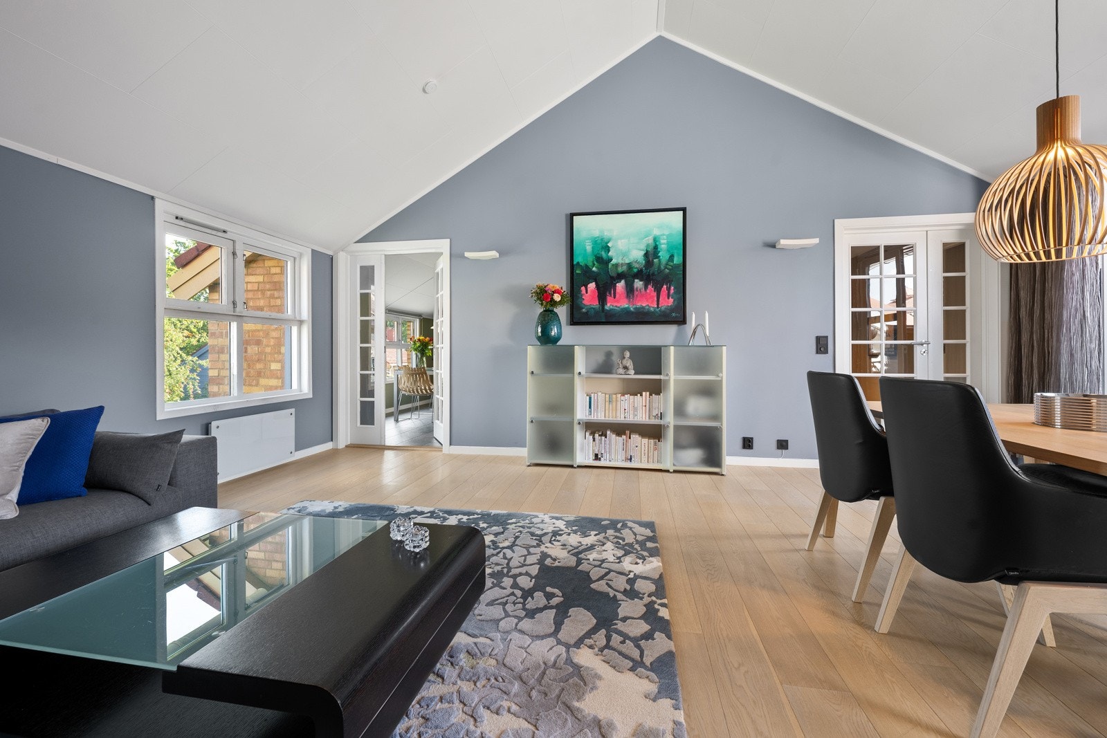Stuen er malt i en tidsriktig og moderne farge. Galleribilde