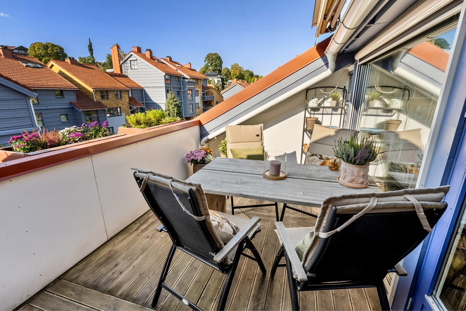 Det er svært god plass til utendørs sittegruppe og grill, hvor både familie og venner kan samles. Galleribilde