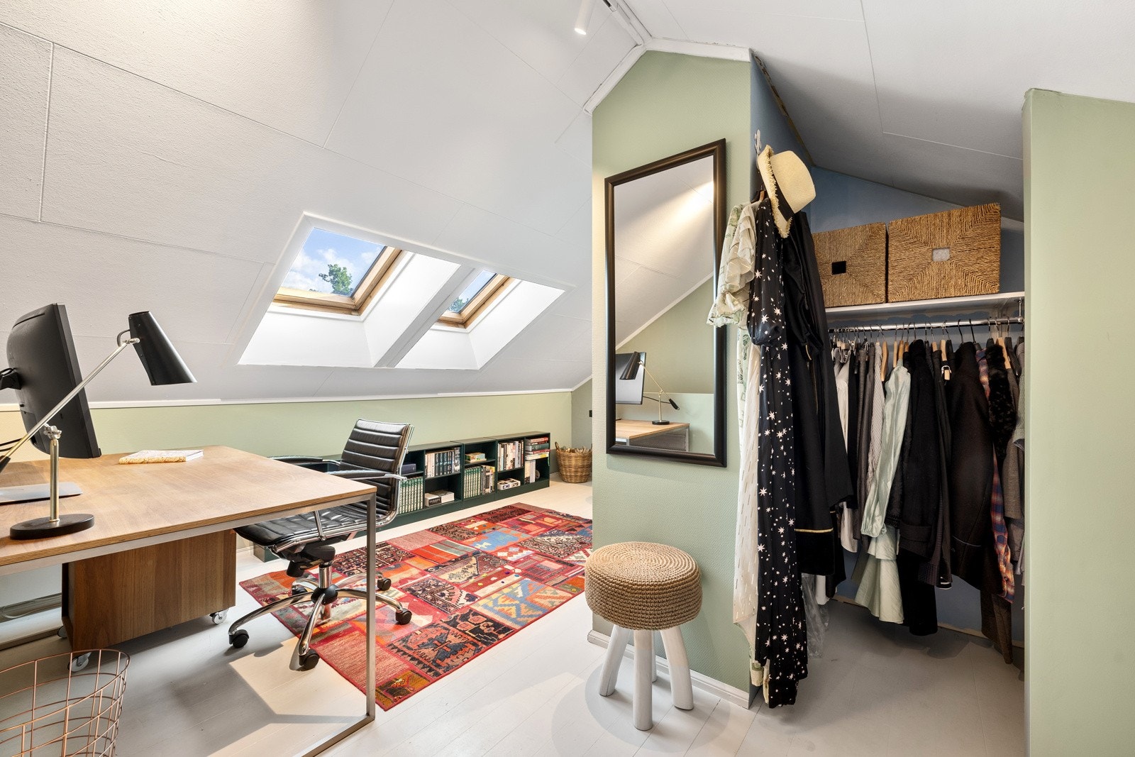 Leilighetens loft er svært praktisk og tar seg godt til bruk som både hjemmekontor og stue. Flott garderobeløsning gir deg også gode oppbevaringsmuligheter. Galleribilde