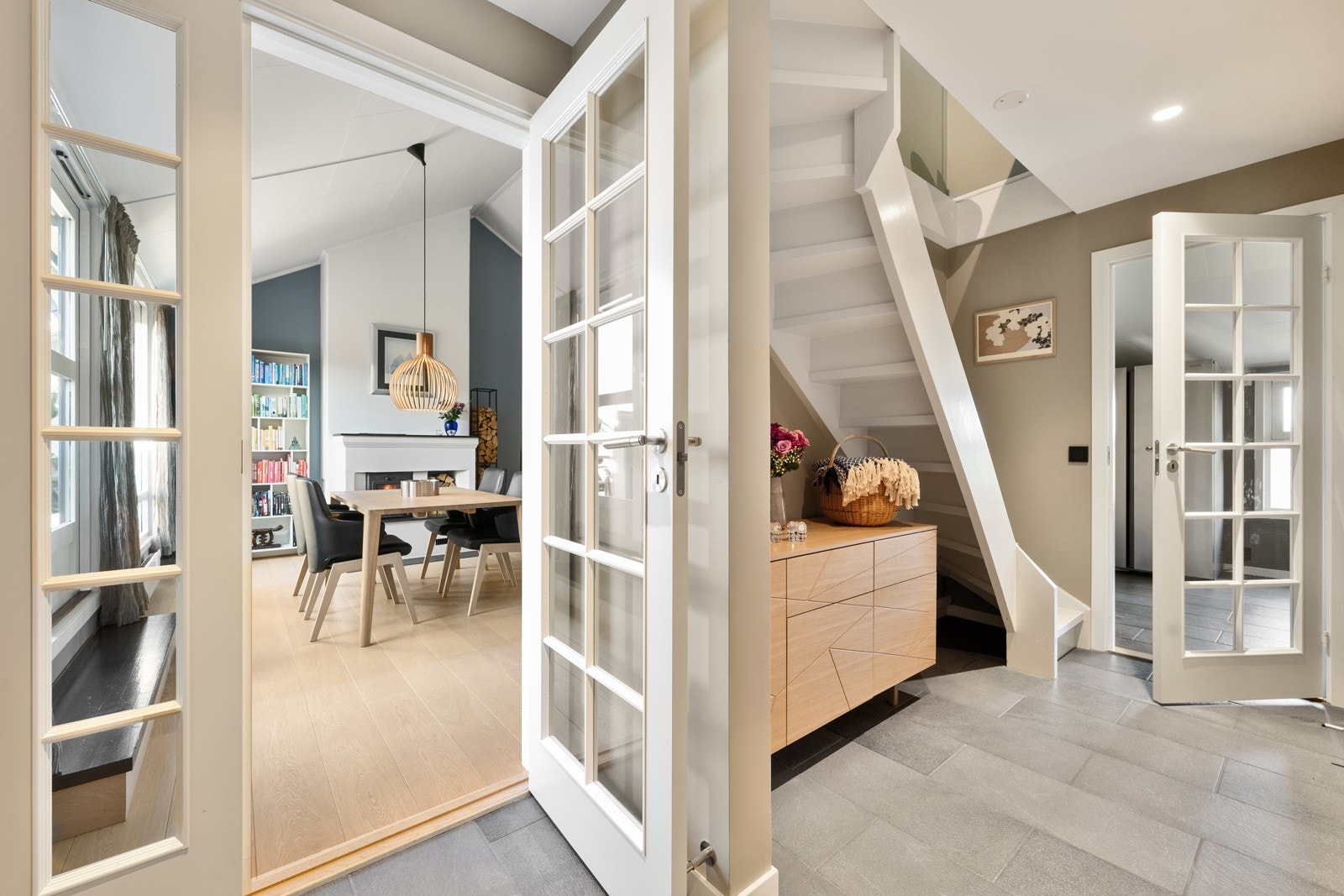 Trappen i entréen tar deg opp til den hyggelige loftstuen. Galleribilde