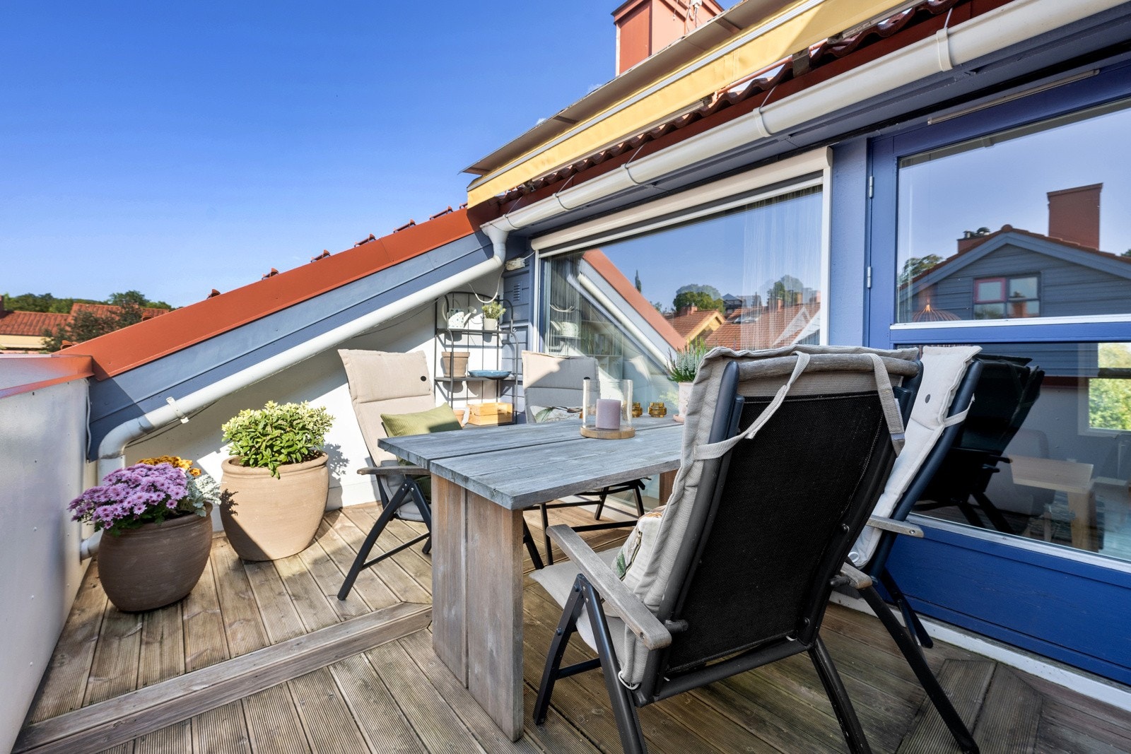 Her får du en innholdsrik 5- roms leilighet over to plan med en flott internbeliggenhet i et svært barnevennlig, stille og bilfritt område på Hofftunet. Galleribilde