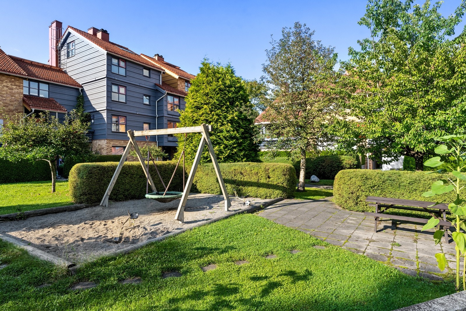 Felles tomt for sameiet er pent opparbeidet med bl. a. bakgård, sykkelparkering, gressplen, trær, prydbusker og diverse beplantning. Lekeplass og felles sitteplasser. Galleribilde