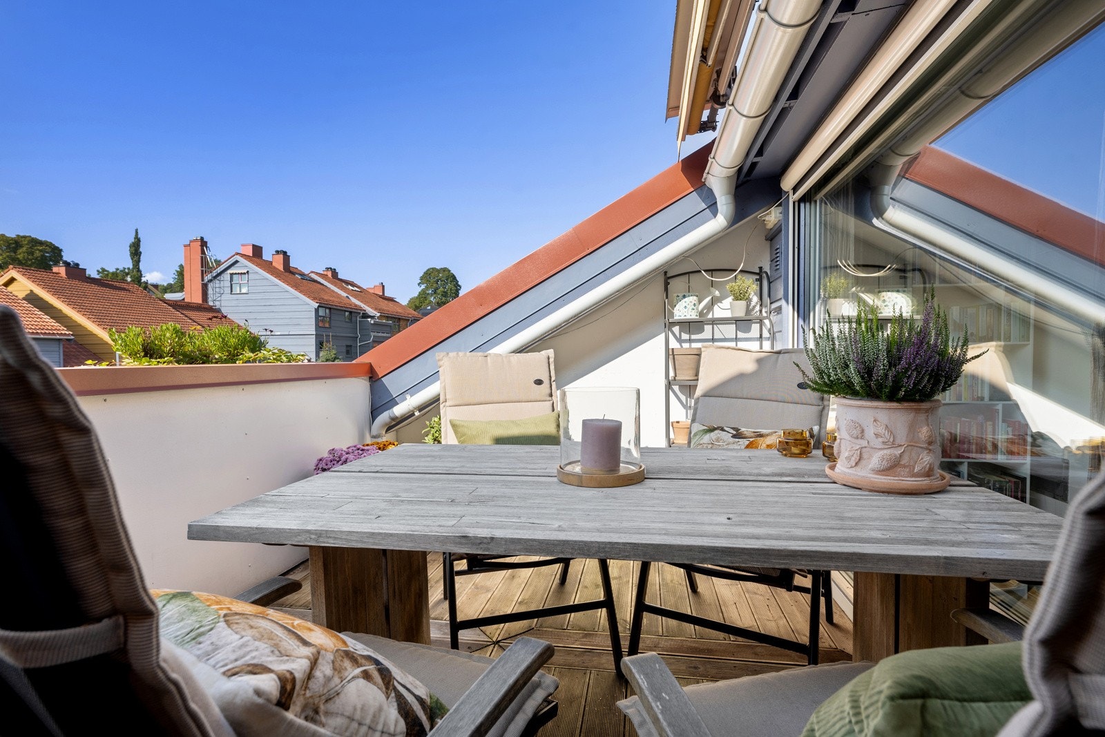 Videre er balkongen lagt med terrassebord og det er stikkontakt. Galleribilde