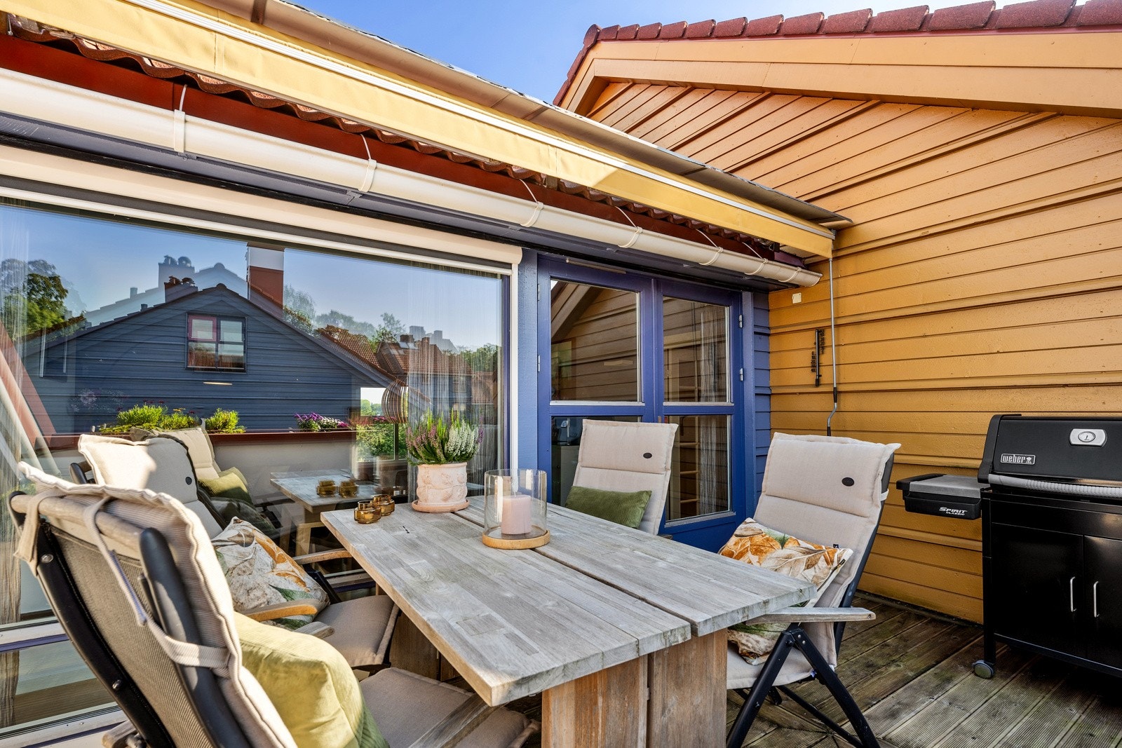 Her kan du nyte idylliske omgivelser, den behagelige roen omgivelsene har å by på, samt ypperlige solforhold fra 13-14 til 20 på sommerstid. Galleribilde