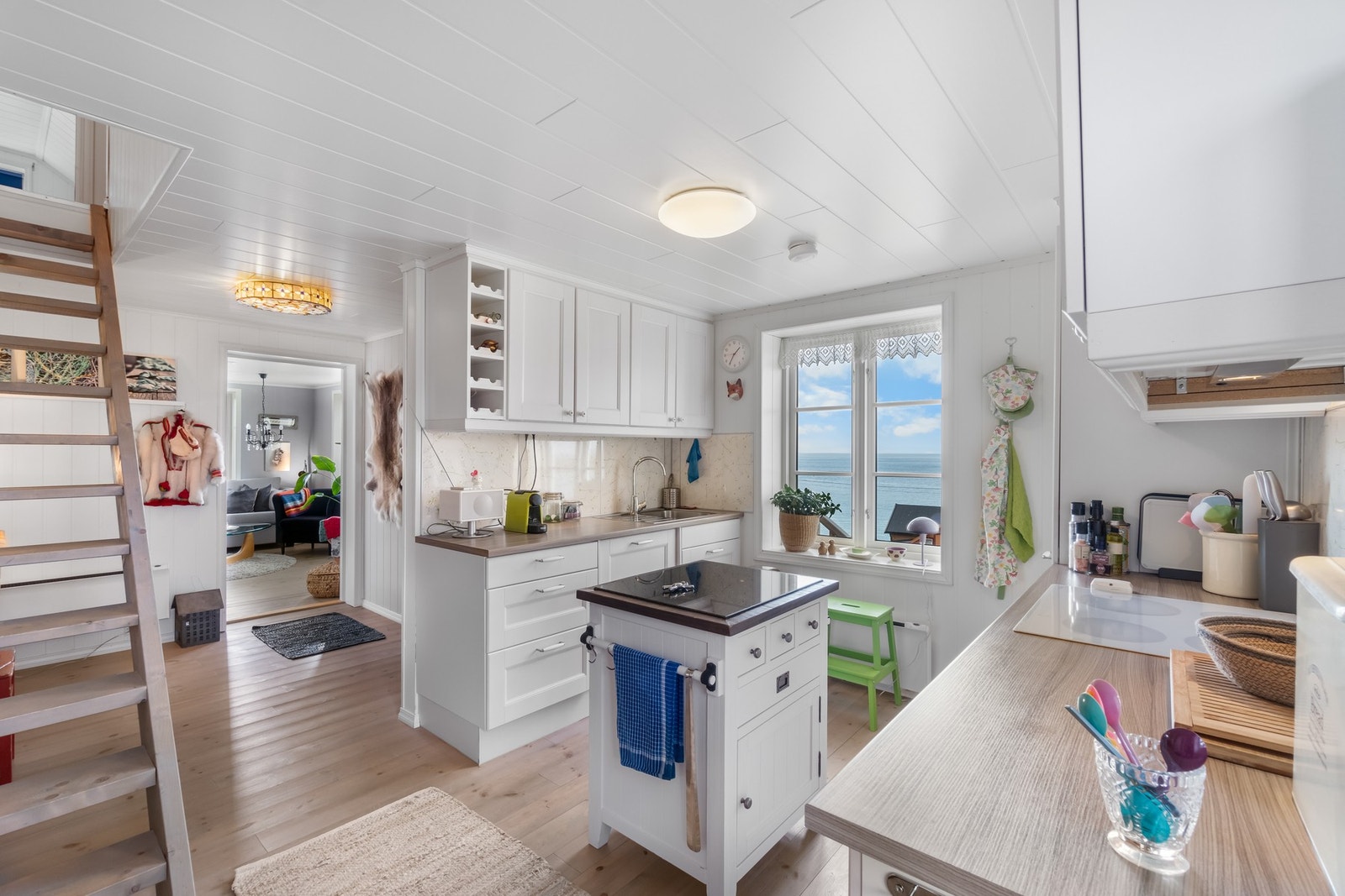 Kjøkkenet har god skap- og benkeplass og et moderne uttrykk. Galleribilde