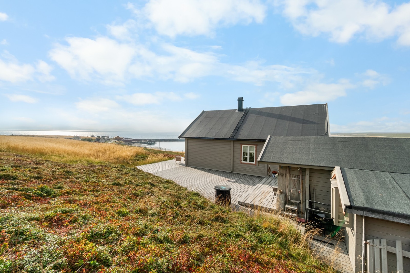 Eiendommen har ingen innsyn og ligger tilbaketrukket fra vei og bebyggelse. Galleribilde