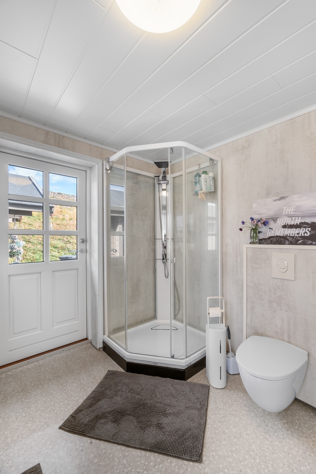 Dusjkabinett og klosett. Galleribilde