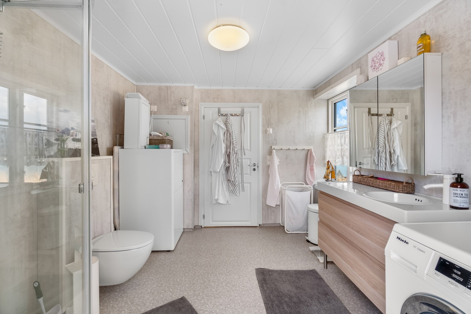 Nærliggende kjøkkenet kommer vi til et delikat bad. Galleribilde