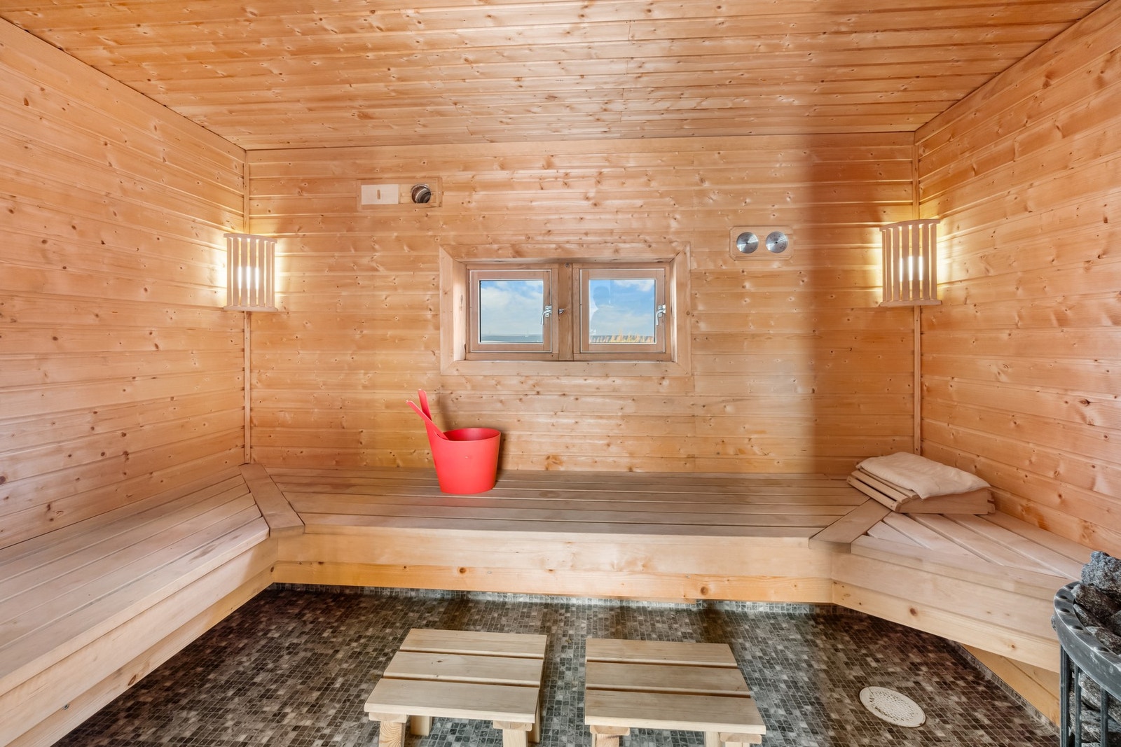 Badstuen har god benkeplass. Galleribilde