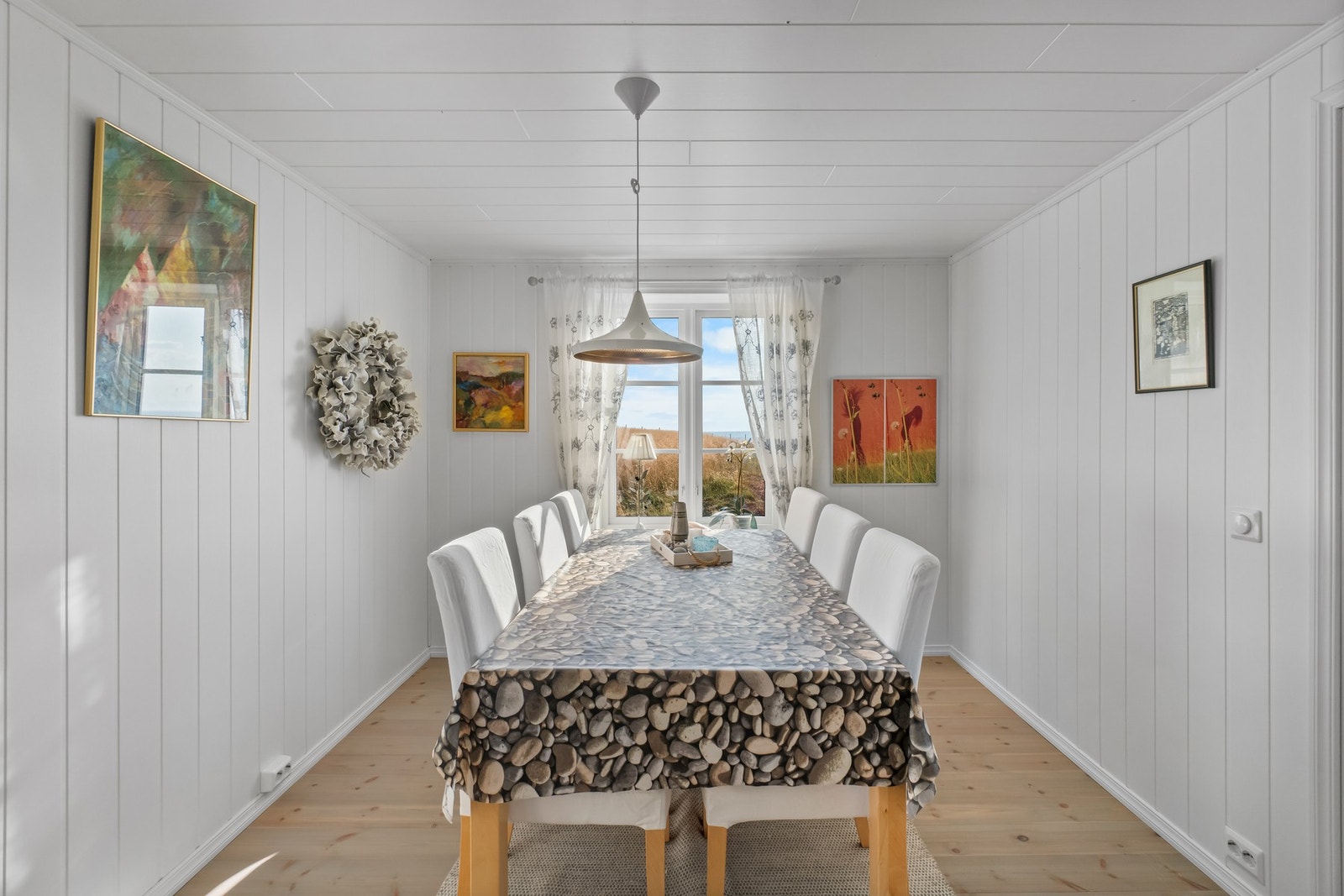 Spisestuen har en fin størrelse med god plass til et romslig spisebord. Galleribilde