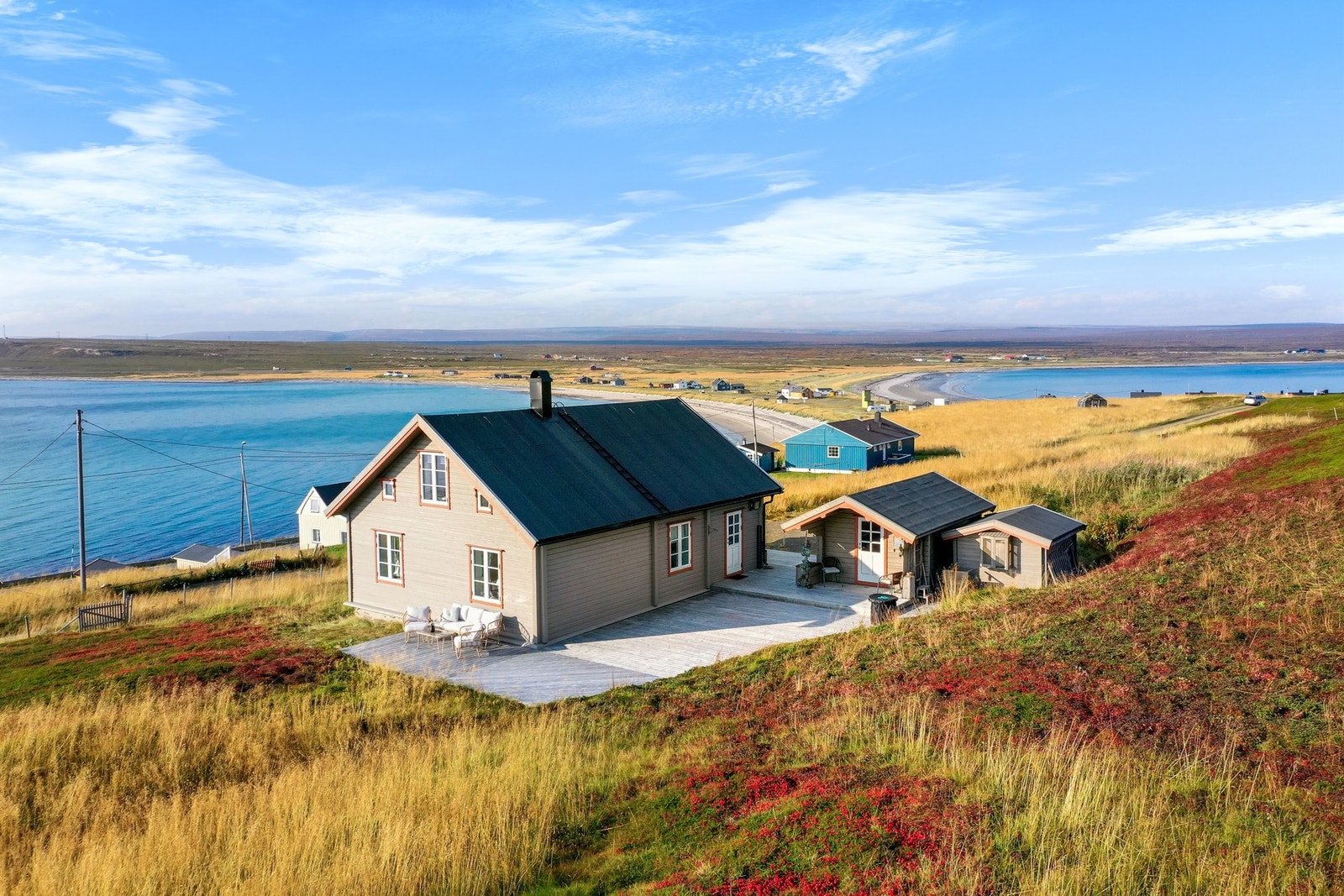 Eiendommen ligger på en høyde med utsikt mot sør, vest og nord. Galleribilde