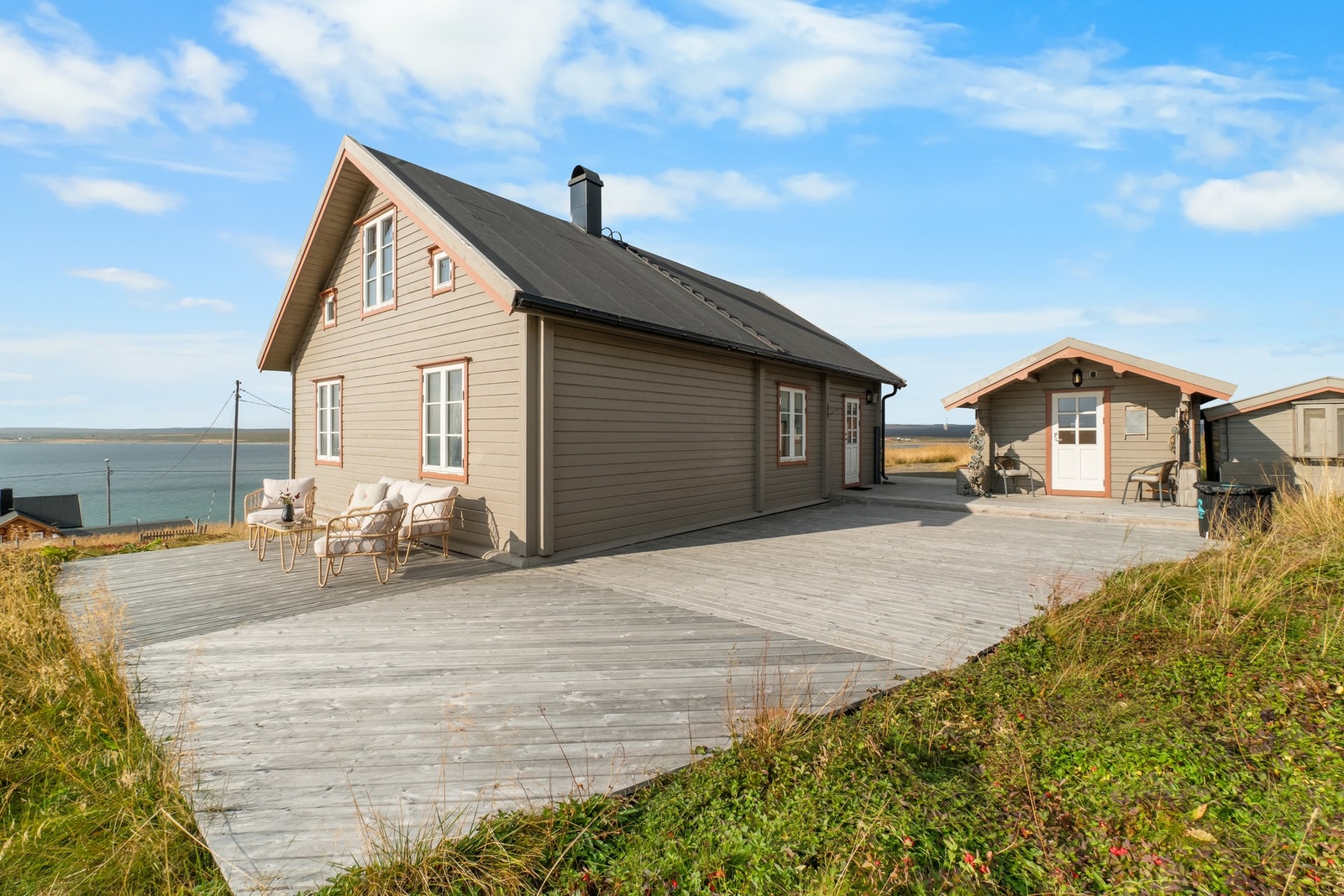 Her er det store uteområder som omkranser fritidsboligen. Galleribilde