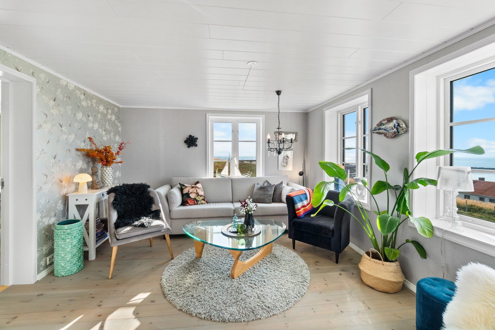 I hovedetasjen finner vi en romslig stue, spisestue, soverom, kjøkken, bad gang og entré. Galleribilde