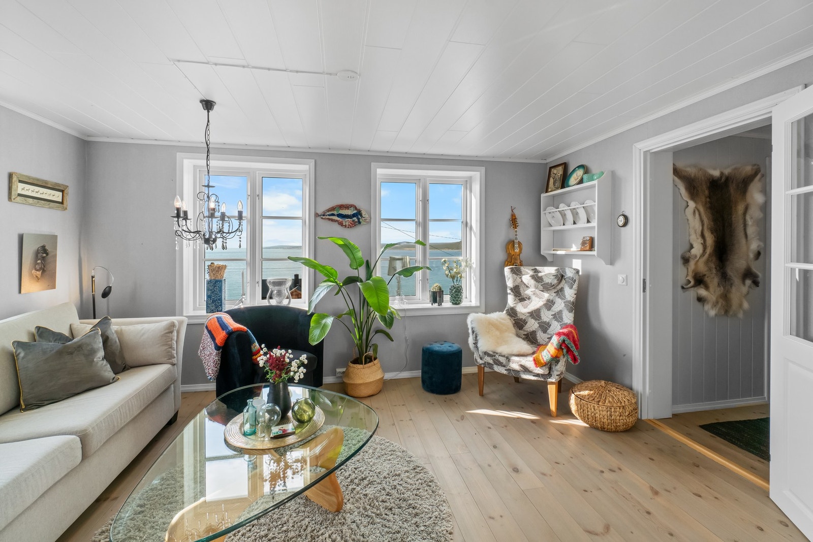 Stua har store vindusflater mot sør og vest. Galleribilde