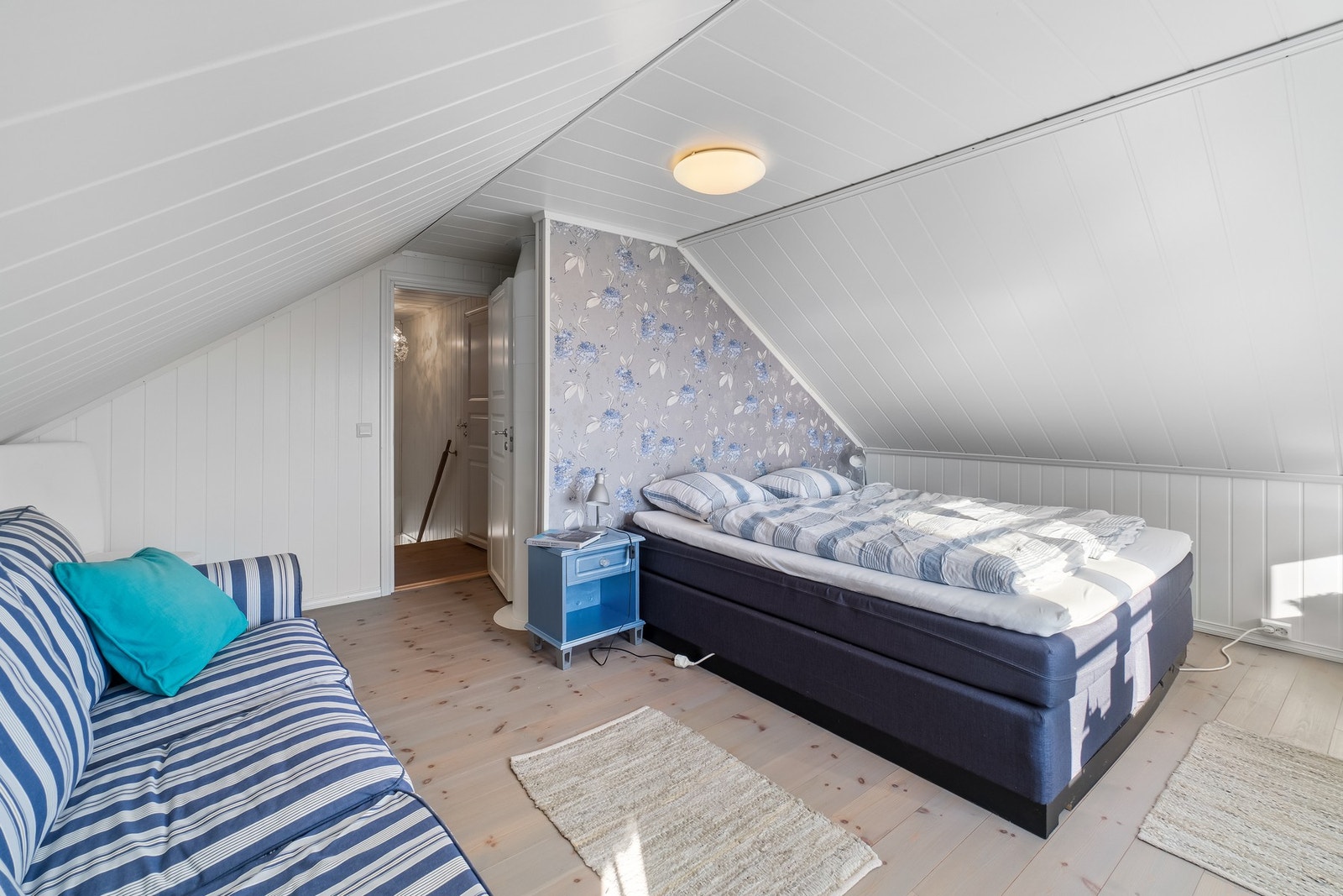 I andre etasje kommer vi til to gode soverom og et toalettrom. Galleribilde