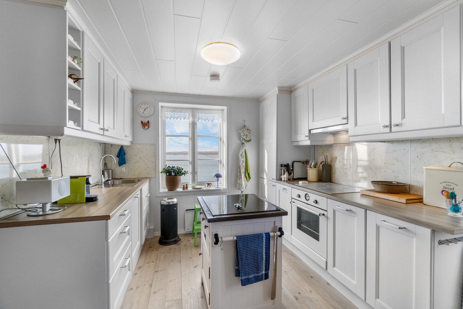 Her er det gjennomgående store vindusflater som slipper inn lys fra alle himmelretninger. Galleribilde