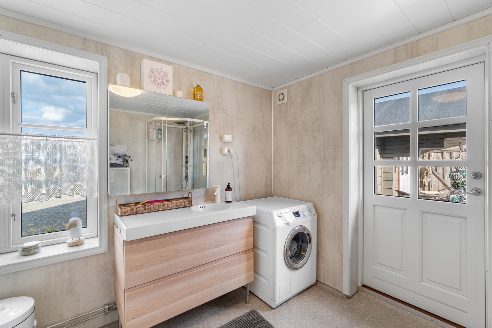 Badet har egen utgangsdør mot badstubygget på østsiden. Galleribilde