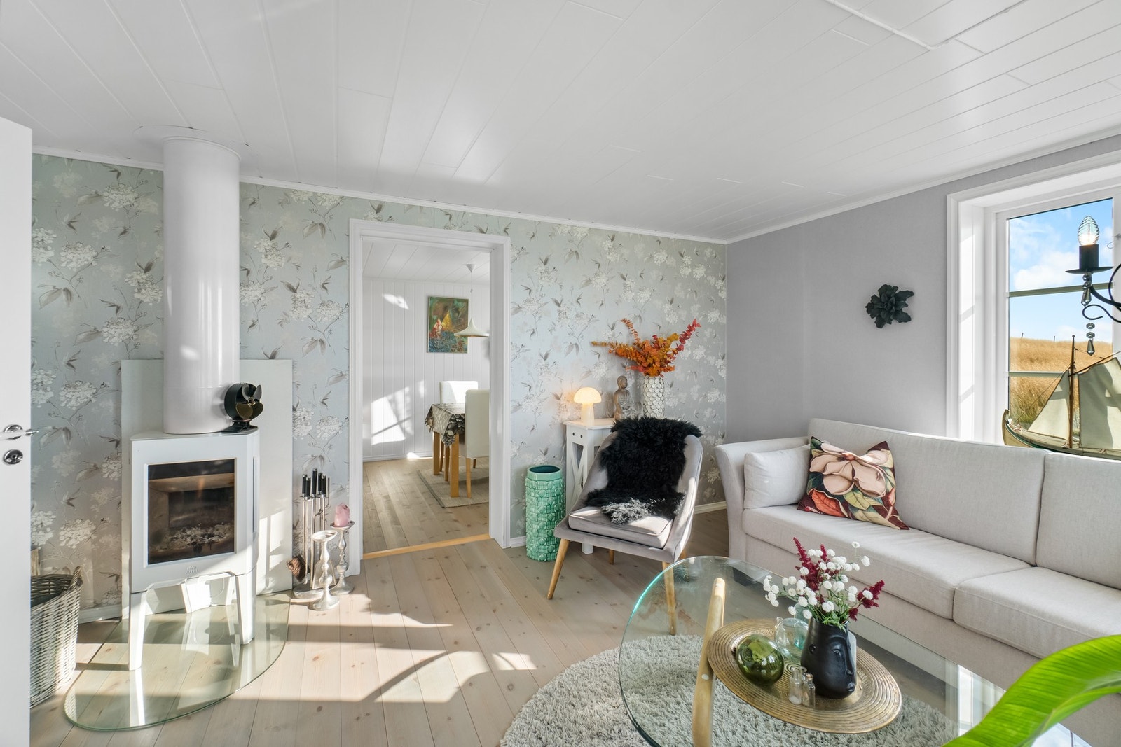 Boligen oppvarmes via vedfyrt peisovn og elektriske panelovner. Galleribilde