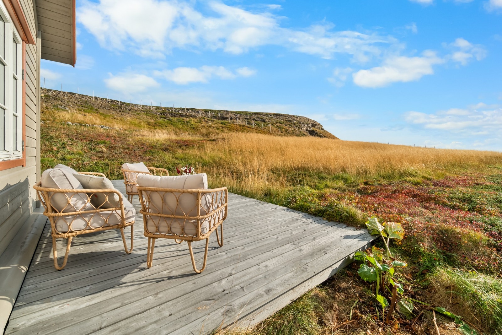 Med så store uteområder kan man enkelt møblere med flere sittegrupper. Her er sittegruppen mot sør. Galleribilde